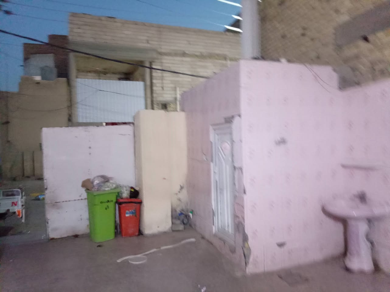 السلام عليكم بيت للبيع شارع النبي براهيم خلف المعارض القديمه المساحه٢٠٩ مكون من بيت وشقه ومشتمل بيت ركن
طابو صرف تحويل مباشر 
السعر ٤٠٠ وقابل للتفاوض
الرقم *********** ابو علي
