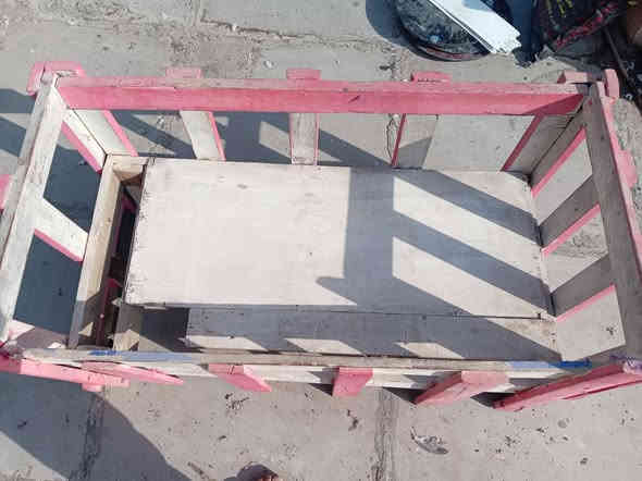 جربايه طفل خشب الي محتاجه يجي ياخذه مجانا جسر ديالى القديم ***********
