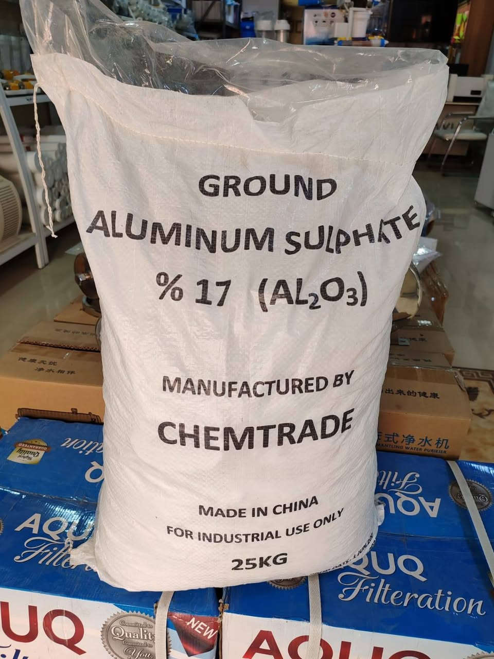 كبريتات الألمنيوم (Aluminum Sulfate)، وإحنا بالعراق
ـــــــــــــــــــــــــــــــــــــــــــــــــــــــــــــــــــــــــــــــــــــــــــــ
 والمنطقة معروف عنا باسم "الشَبّ" أو "الزاج" (خاصة من يكون بشكل بلورات بيضة). هذي المادة كُلش مهمة وإلها هواية استخدامات بالصناعة وحياتنا اليومية.
​هاي أهم فوائدها واستخداماتها:
​١. تصفية وتعقيم المي (أهم استخدام)
​بمحطات تصفية المي ومجمعات الإسالة، الشَبّ يعتبر مادة أساسية لـ "التخثير" وتعديل المي:
​من يضيفوه للمي الخابط (اللي بيه طين وتراب ناعم)، الشَبّ يخلي هاي الذرات الصغيرة تلزق وحدة باللخ وتصير كتل چبيرة وثقيلة.
​هذي الكتل بسبب وزنها راح تنزل وتترسب بجوّه التانكيات.
​وبهاي الطريقة المي يصفى ويصير سهل يتفَلتر بالمراحل اللي وراها.
​٢. صناعة الورق
​بمعامل الورق، يستخدمون الشَبّ حتى يحسنون جودة الورق؛ يخبطوه وية عجينة الورق حتى يمنع الورق من امتصاص الحبر والأسماك الزايدة، يعني حتى الحبر ما يفرش من تكتب عليه.
​٣. صباغة الهدوم والقماش
​بمعامل النسيج، الشَبّ يشتغل كـ "مُثبّت ألوان". يساعد القماش والخيول تشلب بالصبغ حيل، ومن تغسل الهدوم وراها ما يروح لونها بسهولة.
​٤. تعديل التربة بالزراعة (حموضة التربة - pH)
​الشَبّ يستخدموه حتى يقللون الـ pH مال التربة (يعني يسووها حامضية). اكو أنواع من النباتات والورود (مثل ورد الهيدرانجيا) ما تعيش وتكبر إلا بتربة حامضية، والشب يساعدها كُلش وممكن حتى يغير لون الورد للّون الأزرق الحِلو.
  عدنا توصیل لكافة عیراق 
للٲستفسار او طلب  نرجوا اتصل بالهذا الرقم ***********   ئەکوا بیست  سلیمانیة شارع زركتة الجدید مقابل تودةیی ماركت 

ئەلەمنیۆم سۆلفات (Aluminium sulfate) کە لە ناوخۆدا زۆرجار بە «زاج» یان «شەب» ناسراوە، پێکهاتەیەکی کیمیایی زۆر گرنگە و لە چەندین بواری جیاوازی پیشەسازی و ڕۆژانەدا بەکاردێت.
​گرنگترین سود و بەکارهێنانەکانی بریتین لە:
​١. پاڵاوتن و پاککردنەوەی ئاوی خواردنەوە
​ئەمە سەرەکیترین و گرنگترین بەکارهێنانی ئەلەمنیۆم سۆلفاتە. کاتێک دەکرێتە ناو ئاوی لێڵ، وەک ماددەیەکی مەیێنەر (Coagulant) کاردەکات؛ واتا دەنکۆڵە وردەکانی خۆڵ و پیسی ناو ئاوەکە بە یەکەوە دەنووسێنێت و دەیانکاتە خەپلەی گەورەتر. بەمەش پیسیەکە قورس دەبێت و دەنیشێتە بنەوەی حەوزەکان، کە دواتر بە ئاسانی جیادەکرێتەوە و ئاوەکە ڕوون دەبێتەوە.
​٢. پیشەسازی دروستکردنی کاغەز
​لە کارگەکانی کاغەزدا بەکاردێت بۆ ڕێکخستنی ترشێتی (pH) و یارمەتیدانی چەسپاندنی ڕەنگ و ماددە پڕکەرەوەکان بە ڕیشاڵەکانی کاغەزەکەوە. ئەم پرۆسەیە وادەکات کاغەزەکە بەهێزتر بێت و مەرەکەب بە خۆیدا نەکێشێت (واتا مەرەکەبەکەی پیادا بڵاو نەبێتەوە).
​٣. ڕەنگکردنی قوماش و تێکستایل
​لەم بوارەدا وەک ماددەیەکی جێگیرکەر (Mordant) کاردەکات. یارمەتی قوماشەکە دەدات کە ڕەنگەکان بە باشی بمژێت و بە تێپەڕبوونی کات یان بە شتنەوە ڕەنگەکەی کاڵ نەبێتەوە.
​٤. باخداری و کشتوکاڵ
​هەندێک جۆری ڕووەک و گوڵ (وەک گوڵی هایدرەنجیا) پێویستیان بە خاکێکی ترش هەیە بۆ ئەوەی گەشە بکەن یان ڕەنگی گوڵەکانیان بگۆڕێت بۆ شین. ئەلەمنیۆم سۆلفات دەکرێتە ناو خاک بۆ دابەزاندنی ئاستی pH (زیادکردنی ترشێتی خاک).
​٥. بواری پزیشکی و جوانکاری
​دژە عارەقەکردن: لە دروستکردنی هەندێک جۆری مەمکە مژە (Deodorant) و دژە عارەقەدا بەکاردێت، چونکە تایبەتمەندی چرچکەرەوەی هەیە و کونیەلەکانی پێست گرژ دەکات.
​ڕاگرتنی خوێنڕشتن: لە قەڵەمی تاشینی ڕوخساردا (Styptic pencils) بەکاردێت بۆ ڕاگرتنی خوێنانی برینی بچووکی دوای تاشینی ڕیش.
​تێبینیەکی گرنگ: هەرچەندە ئەم ماددەیە زۆر بەسوودە، بەڵام پێویستە بە وریاییەوە مامەڵەی لەگەڵدا بکرێت؛ چونکە لەکاتی بەرکەوتنی ڕاستەوخۆ بە شێوەی تۆز، دەبێتە هۆی خورانی پێست، چاو، و کۆئەندامی هەناسە.

ئێستا بەردەستە  لە ئەکوابێست  بە ڕێژەیەکی زۆر 
بۆ داواکردن پەیوەندی بکەن بە ژمارە ***********
گەیاندن هەیە 🚗

#هەمووعێراق #هەمووکوردستان #بغداد #بصرە
