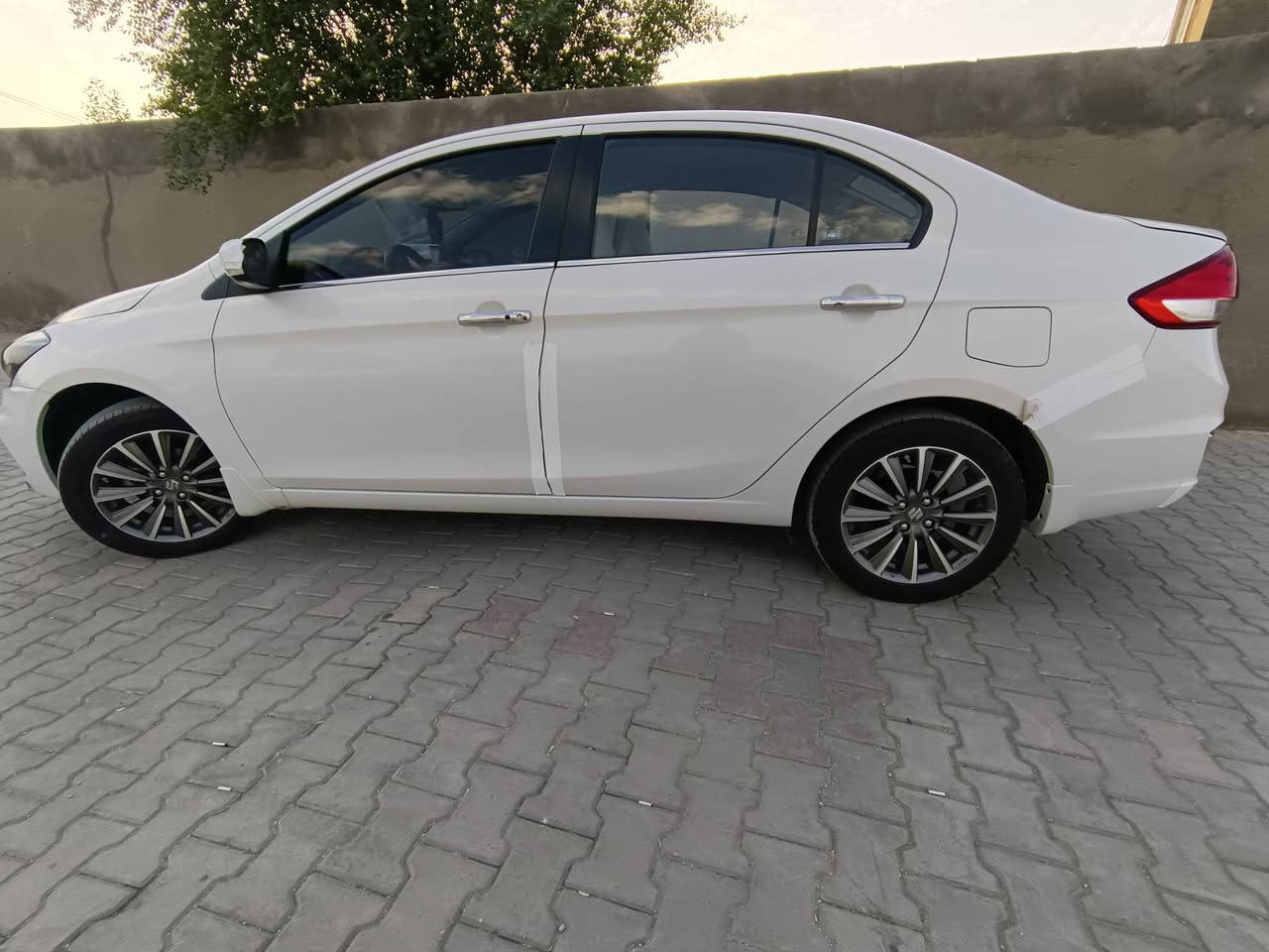 السلام عليكم،، ملاحظه البيع نقدا فقط،،
للبيع سازوكي ( سياز ) موديل 2023 
المواصفات ✅
بصمة 
تحكم ستيرن 
كروز سرعة 
كشنات جلد 
حساسات
قطعتين تبريد 
مري شفط كهرباء  + اشاير بالمري 
لد امامي 
ويل كب كروم 
شاشه 
*********** وتساب تفاصيل خاص اتصل وبيك خير وتدلل ❤
