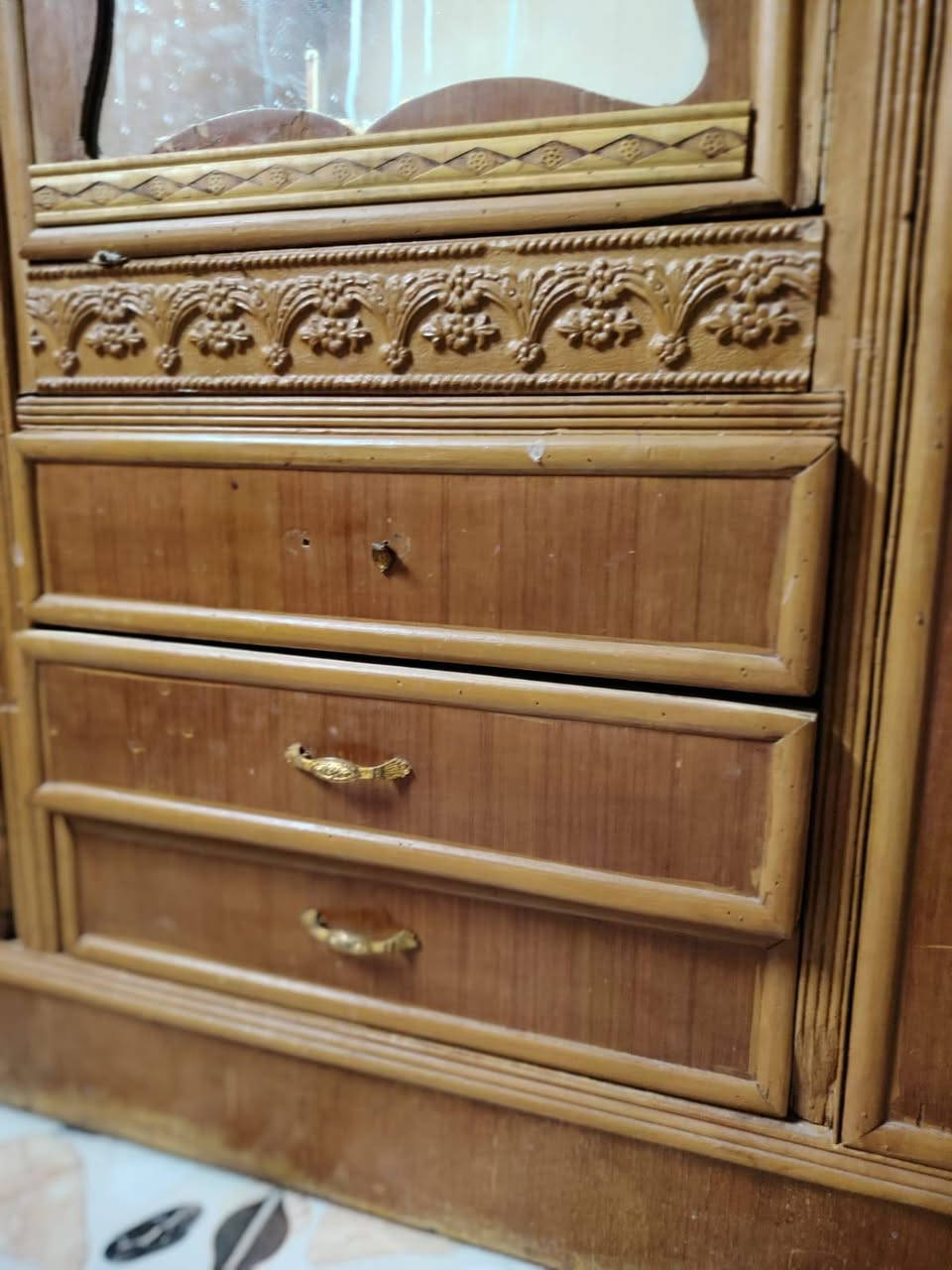 سلام عليكم عندي كنتور للبيع صاج 5 أبواب و 3 جرارات و مرايا صارله عندي 3 سنين كلشي مابي سعره 250 المكان البلديات دور العمال


**إذا كنت صاحب هذا الإعلان وتريد حذفه لأي سبب، رجاءا أرسل رسالة إلى الدعم الفني**