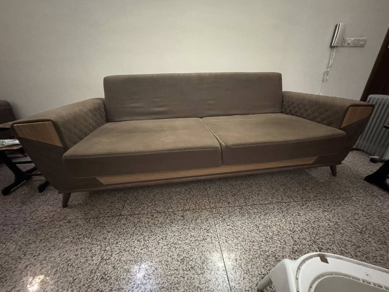 قنفة للبيع ٣*١
* قنفة للجلوس 230 العرض والعمق ٧٠
* يمكن تحويلها الى سرير للنوم 
* مخزن واسع
* القماش وتر بروف سهل المسح والتنظيف 
الخشب زان طبيعي _ المتانة قوية جداً
السعر ١٠٠ الف 

المكان الكاظمية


**إذا كنت صاحب هذا الإعلان وتريد حذفه لأي سبب، رجاءا أرسل رسالة إلى الدعم الفني**