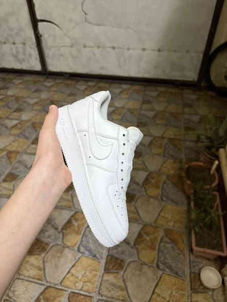 حذاء نايك اير فورس قياس 40 25 سانتيم  الحذاء ملبوس مره وحده فقط باله أوربي اصلي تصفيات السعر مناسب للاستفسار ***********
