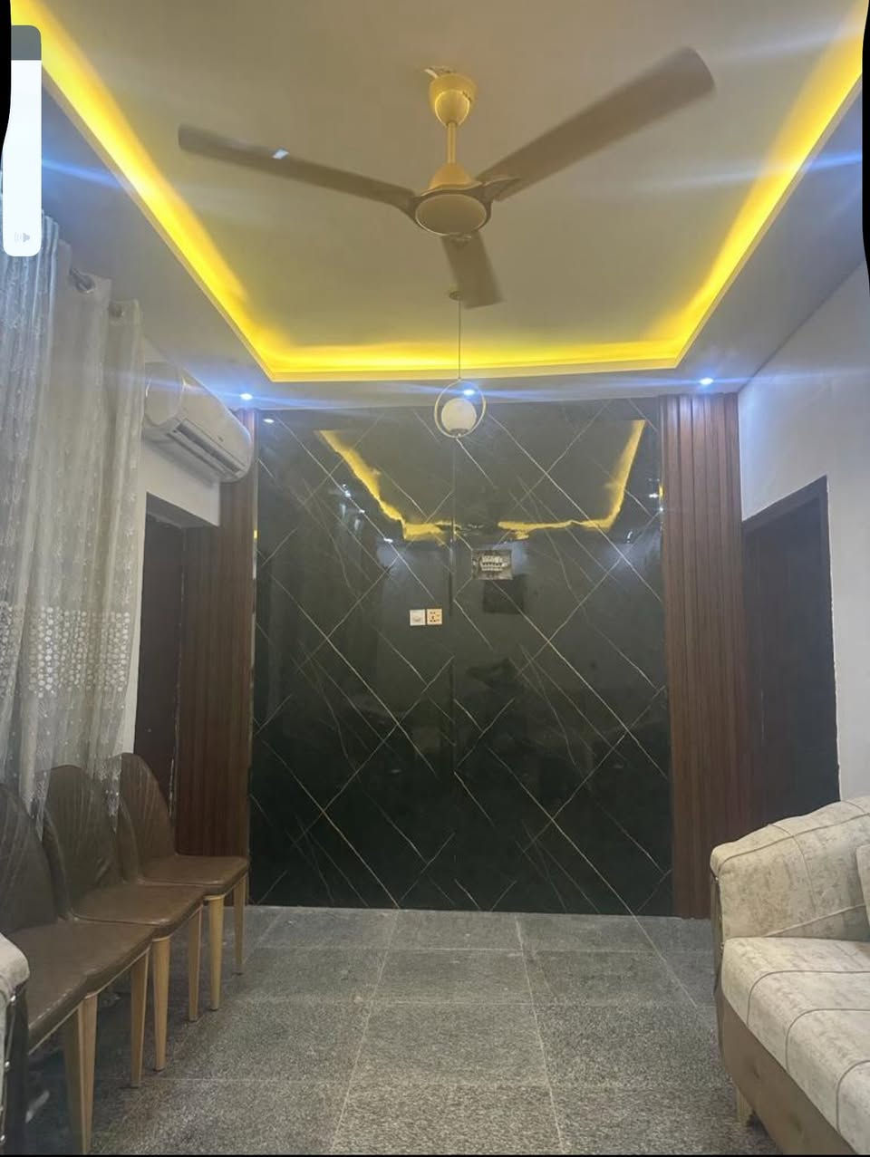 بيت للبيع ١٦٠ متر واجهه ٨ ونزال ٢٠ ثلاث طوابق 
(طابق ارضي )
كراج وحديقه مدخلين صاله ومطبخ وحمام وحولي وغرفه 
(طابق الثاني) 
غرفتين وحمام وحولي 
(طابق الثالث) معزول ودرج خارجي 
صاله ومطبخ وحمام وحولي صغير وغرفتين وسطح 
الموقع الغزالية شارع المشجر مربع المسيح 
للاستفسار  زيارة 
مكتب المشجر للعقار الغزالية شارع المشجر مقابيل بانزين خانه 
او الاتصال على ارقام التالية 
***********
***********
***********
