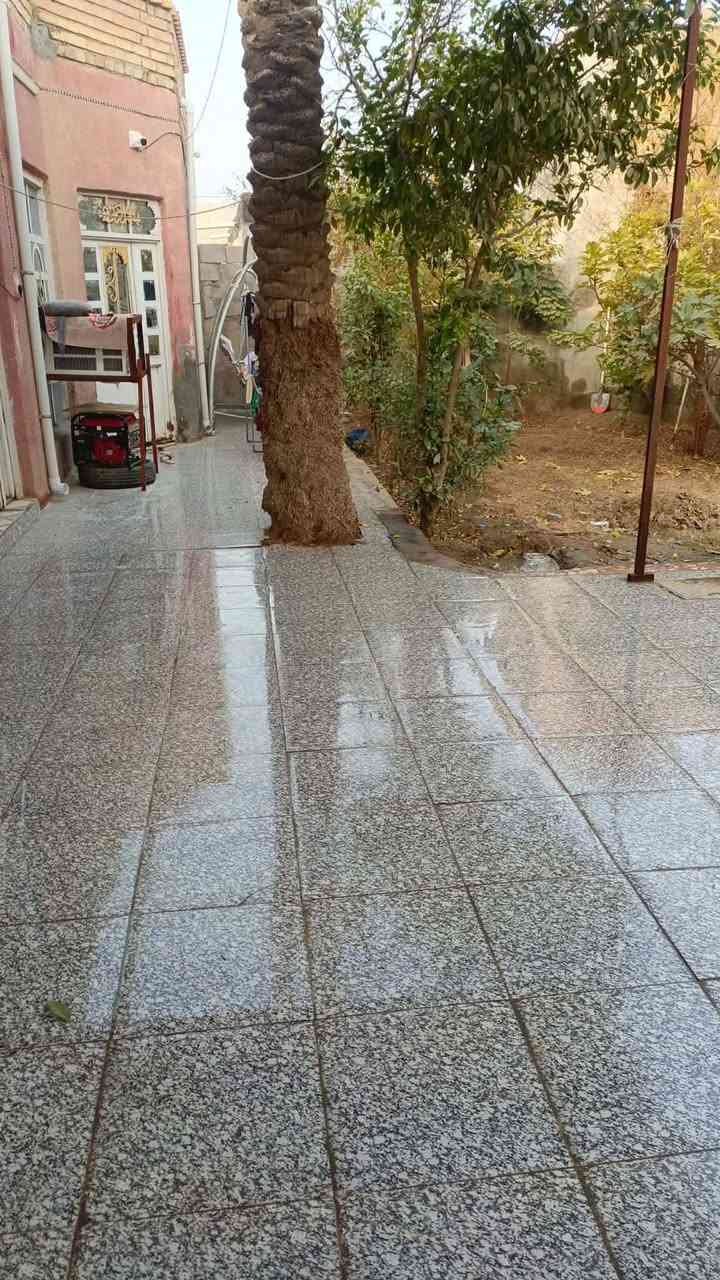 السلام عليكم دار للبيع بالبستنه 240 م
تفاصيل البيت غرفة وحدة 4 في 3
سكف عكاده
والستقبال 7 في 4  
والمطبخ 4  في 3 
وصالة  4 في 3 
وبي ترك 2  وبي مطبخ حار صغير 
إلي  يريد تفاصيل أكثر اتصل او خاص ***********
