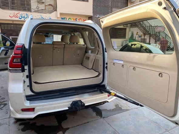 🚘 برادو VX 2023
عداد 42,000 كم قابلة للزيادة.
مواصفات فول، صيانة منتظمة، 

للتواصل والاستفسار ***********

دفع رباعي دائم + تجهيزات “أوف-رود” (قفل تفاضلي، مساعدات صعود/نزول).

راحة داخلية: مقاعد جلد، تكييف ممتاز، تجهيزات داخلية متقدمة.

سعة ركاب 7 + مساحة داخلية كافية للعائلة أو السفر.

مواصفات أمان .

نظام مانع انغلاق الفرامل (ABS). 

نظام تحكم بالثبات (VSC / stability control) + نظام مساعدين عند صعود/نزول المرتفعات (HAC / DAC). 

نظام دفع رباعي دائم + إمكانية قفل التفاضلي (Center differential lock). 

وسائد هوائي . 
.

حساسات أمامية وخلفية (ركن/ انسداد) + كاميرا خلفية
 سعة خزان الوقود: خزان مضاعف
(دبل خزان )
