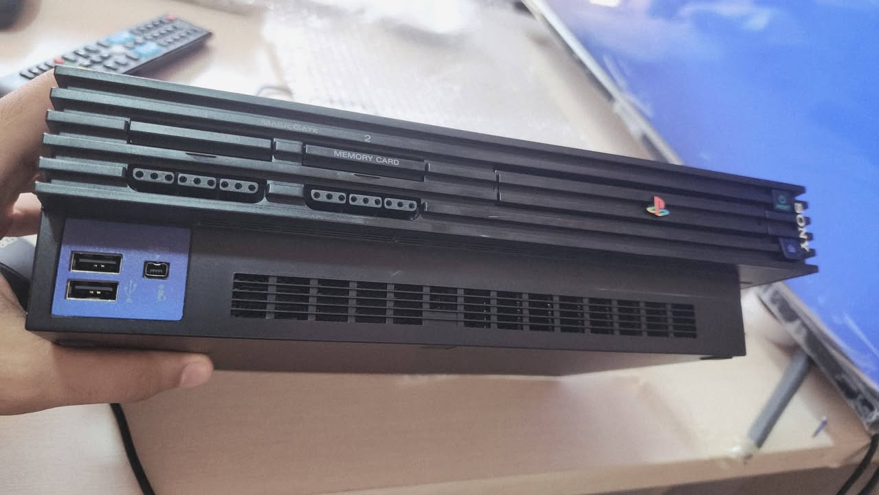 توفر ps2 كميات باله جديد مع كامل ملحقاته يحتوي على ٧٦ لعبه 
سعر ٧٠ الف فقط 
عنوان شارع حجي خليل مجاور سيد سعد المصور 
مكتب (بلي شين)
الرقم ***********
