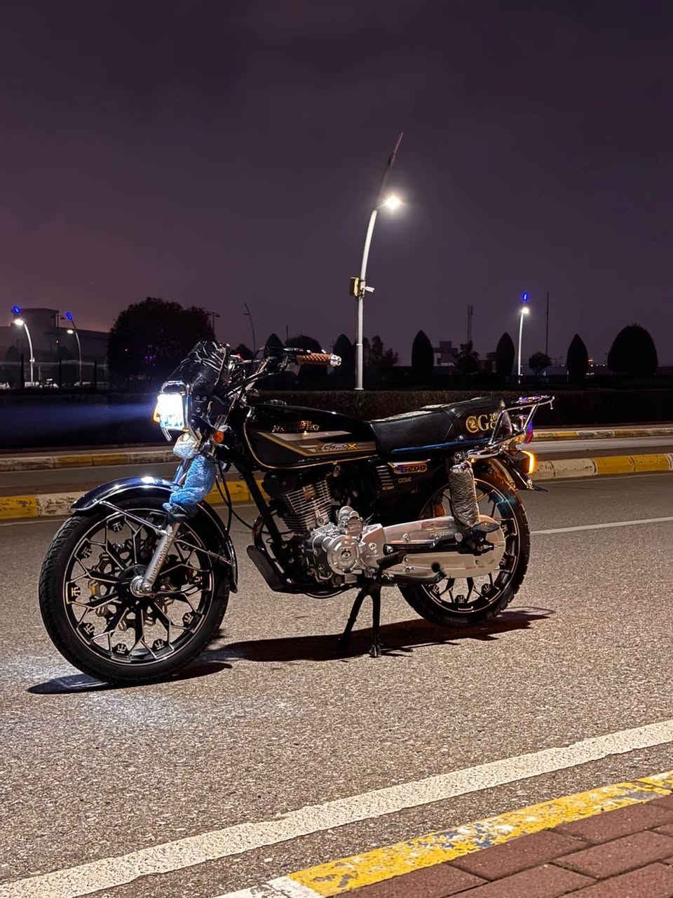 بەناوی خوای گەورە و میهرەبان 
ئەم ماتۆڕەمان هەیە بۆ فرۆشتن 
نامیپڕۆی مەکینە ٢٠٠ 
مۆدێل ٢٠٢٥ 
خۆم بەسفری دەرمکردوە 
0770 607 9523 
نرخ ٨٥٠ هەزار و معامەلە
زۆر پاک ماوەتەوە  ئەوەش 
رەسمی هەیکەلی ماتۆرەکەیە السليمانية, العراق
