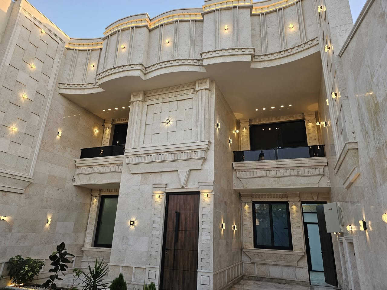 اللهم صل على محمد وآل محمد بيت للبيع  مساحة ٣٠٠م طابقين  الواجهة ١٠ والنزال ٣٠ في منطقة الكفاءات خلف نادي المنتظر الطابق الأول يتكون من استقبال كبير ومطبخ وغرفتين نوم وصالة كبيرة وصحيات داخليه الطابق الثاني يتكون من ٣غرف نوم وصحيات كذلك غرفة كبيرة مخزن البيت غير مسكون للإستفسار اكثر الاتصال على الرقم ***********او مراسلة الصفحة
