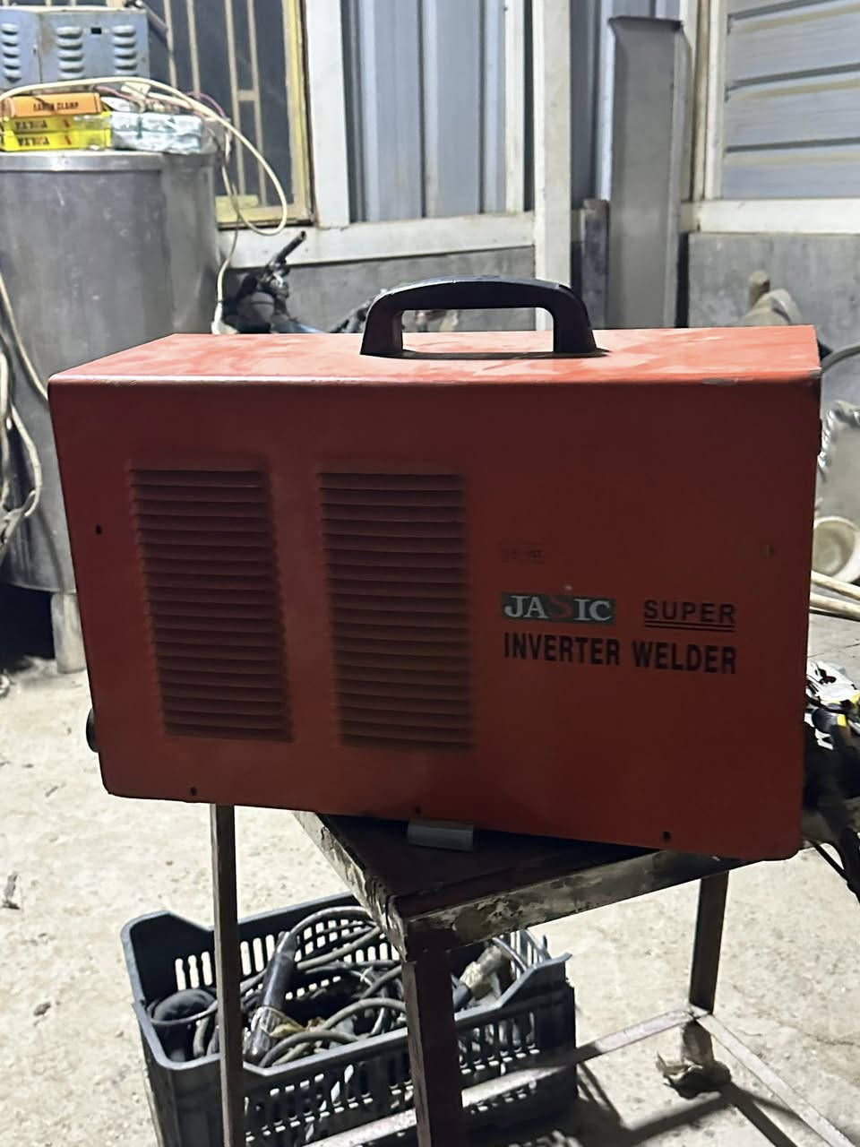 مكينه لحام للبيع 

نوع جسيك 

300 A 

 نظام اركون فقط 

ثري فيز 

نضيفه جدا جدا 

***********
