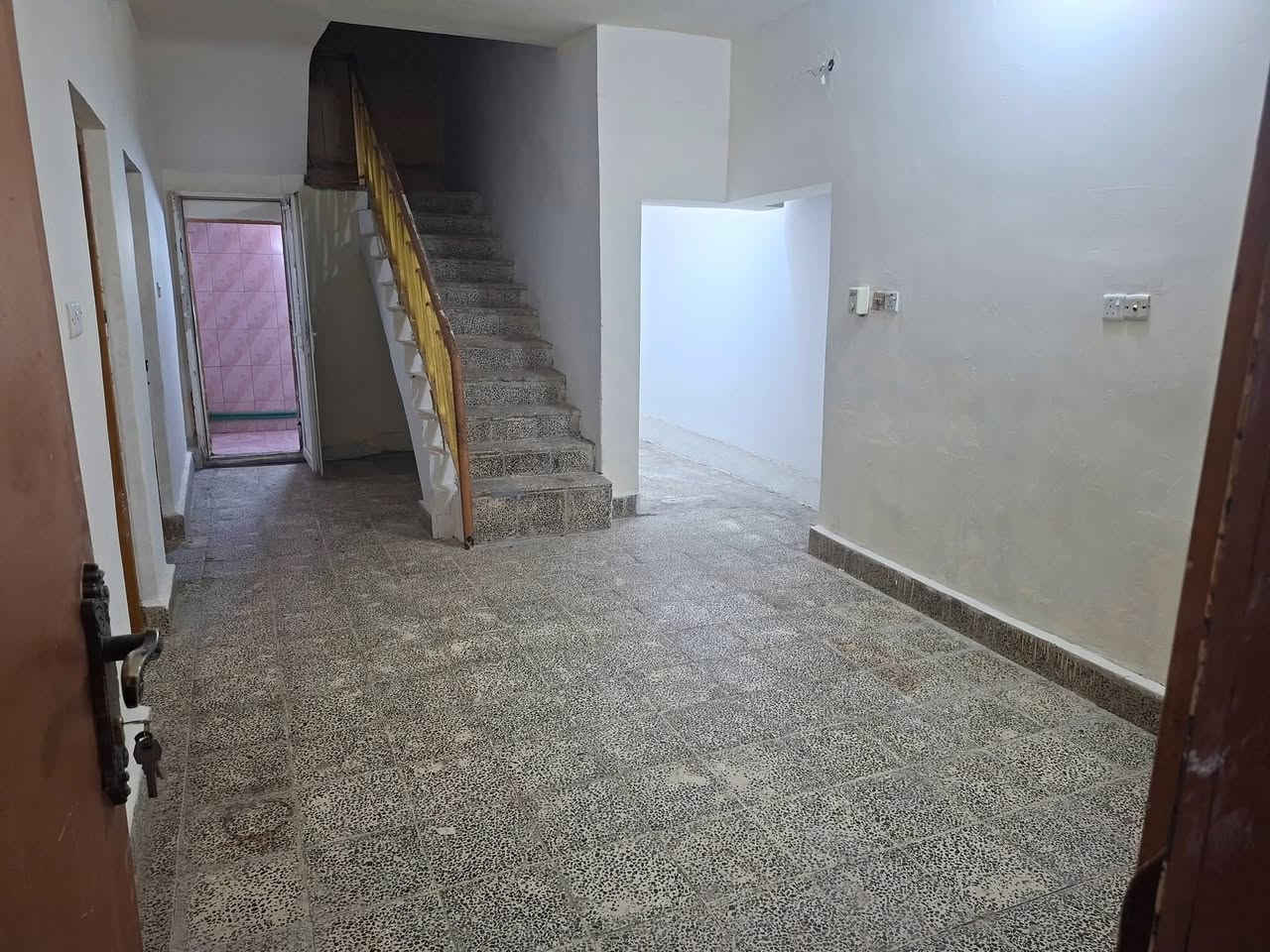 السلام عليكم دار للايجار
حي الشرطه مقابل اعداديه الرصافه 

مقابل حديقه 

غرفتين +مطبر خارجي + صاله وحمام مرافق خارجيه 

غرفه طابق ثاني 

اجار 400  
 *********** واتساب 
 *********** كورك
