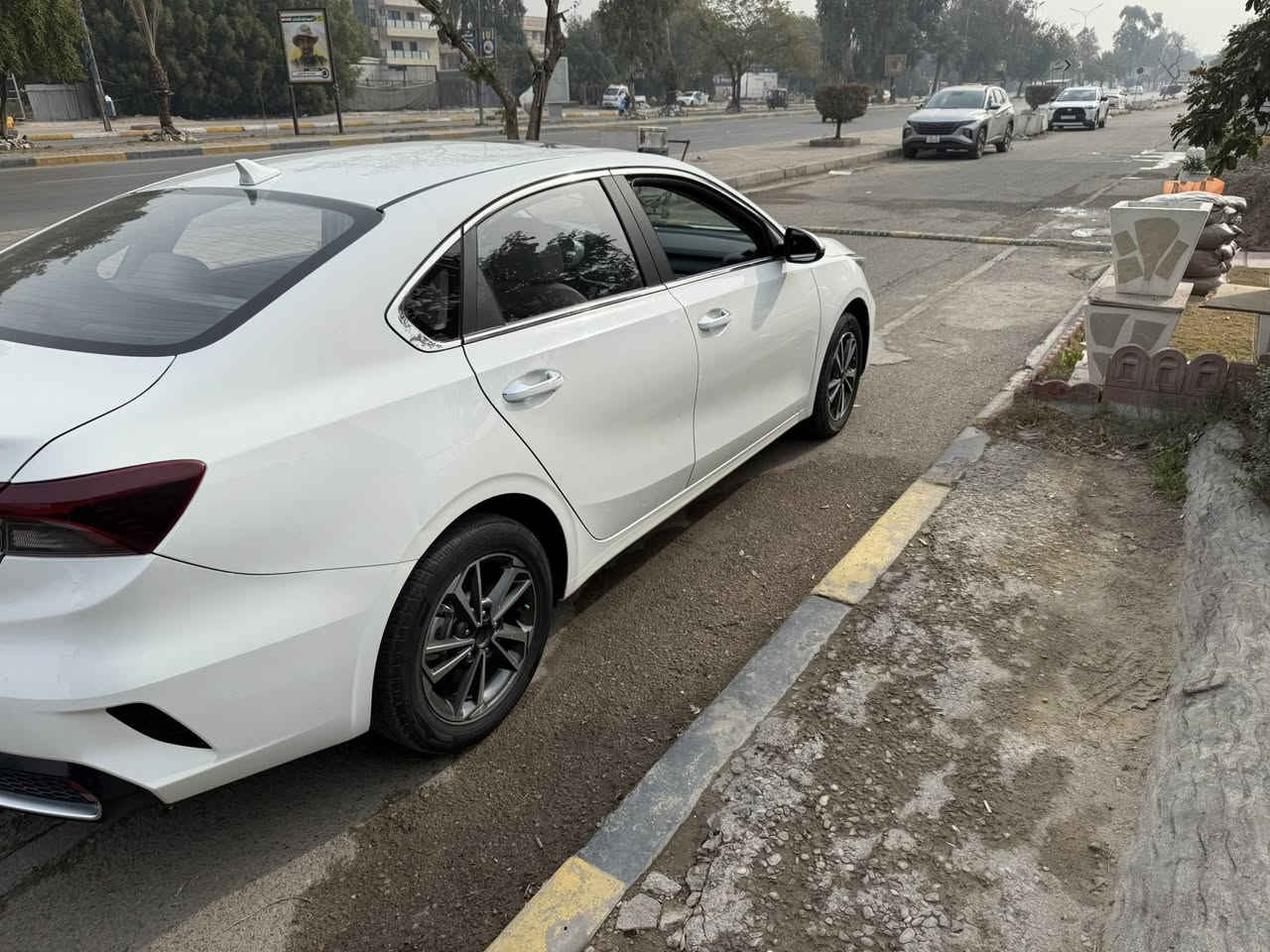 سلام عيليكم كي ثري موديل 22 رقم اربيل ماشيه 75 الف السياره بيهه صبغ. ربع. البنيد. فقط. مكان السيارة بغداد السعر. 130 وبيهه مجال التليفون ***********
