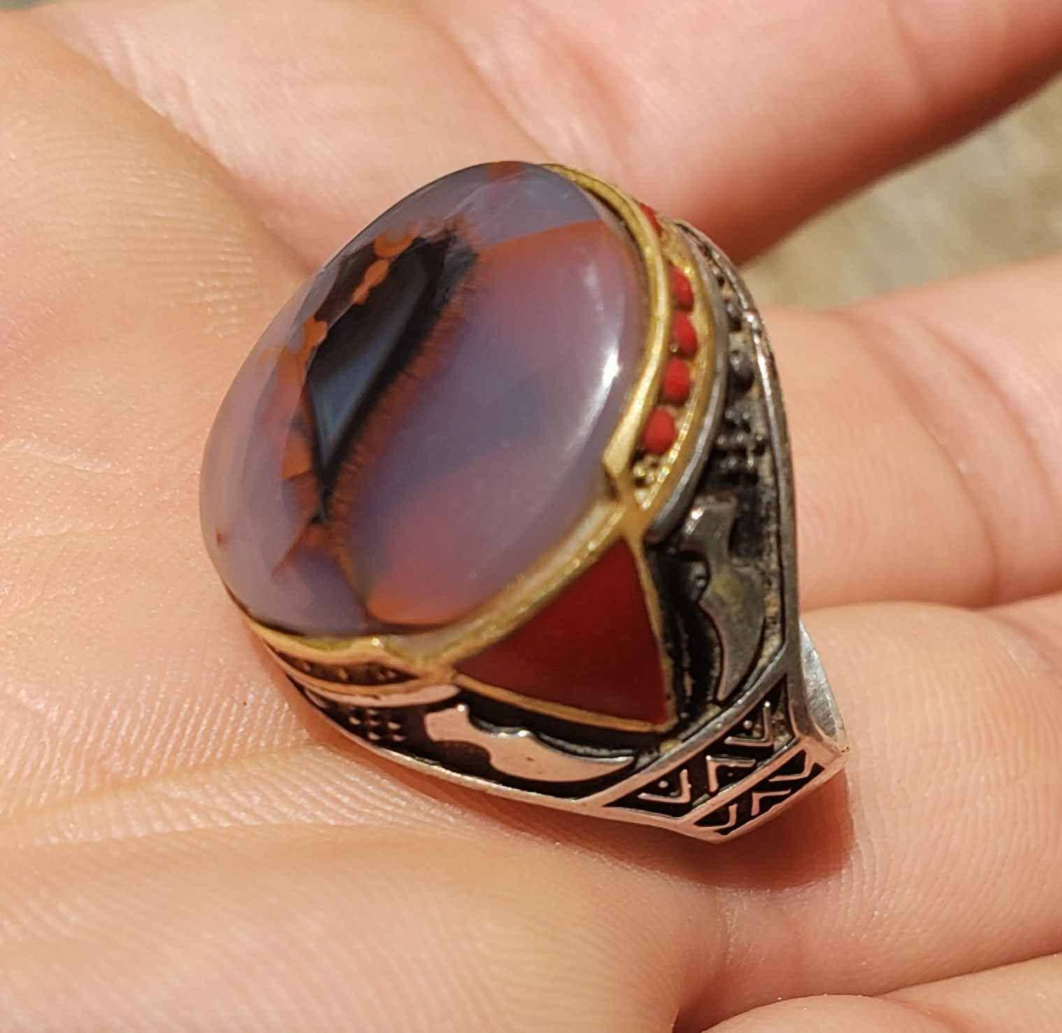 خاتم فضة متوج بحجر من العقيق المصور اليماني شكل طير اصلي طبيعي رباني راقي يسعدنا تلقي استفساراتكم على الخاص 
#خواتم_يمانية #عقيق_مصور_يماني_اصلي_طبيعي البصرة, العراق


**إذا كنت صاحب هذا الإعلان وتريد حذفه لأي سبب، رجاءا أرسل رسالة إلى الدعم الفني**