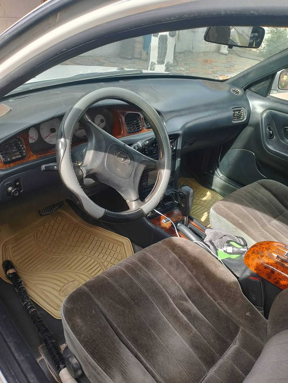 سلام وعليكم سوناتا تو موديل 1994 سنويه بأسمي لل 29  كير جديد مكينه خير من الله كير اوتماتيك زوج تايرات جديد سياره نضيفه وشوفتهه حلوه كاعده نقص فقط دعاميه اماميه السعر 42 مع مجال حك الجيه سياره مال جناي عنوان ديالى خان بني سعد الاستفسار اكثر ***********
