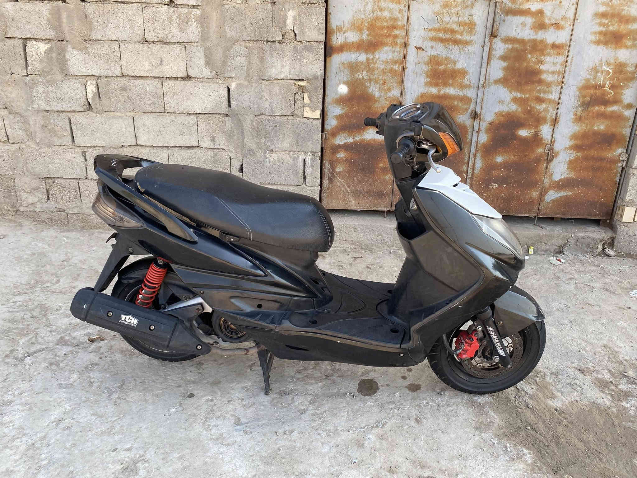 السلام عليكم شباب دراجة سكنس فحل رياضي للبيع وشوفت عينكم نضيفه كلش مال جناي بانزين محسن نوزل خطين للبيع  احتاجيت فلوس خير من الله كامل من كلشي :سعرها  مليون 400وبيها مجال 
العنوان :البصرة  قضاء الدير 
الرقم ***********
