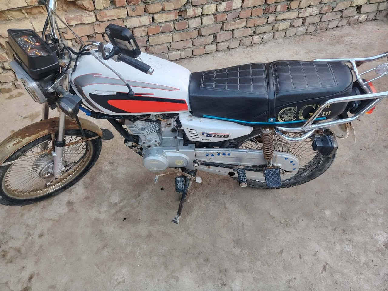 سلام عليكم دراجة تايكر للبيع موديل ٢٠١٩ أوراق اصولي السعر ٣٠٠ وبيها مجال او مراوس بسيفان جديد حتلو فرق مكان بابل وردية ***********
