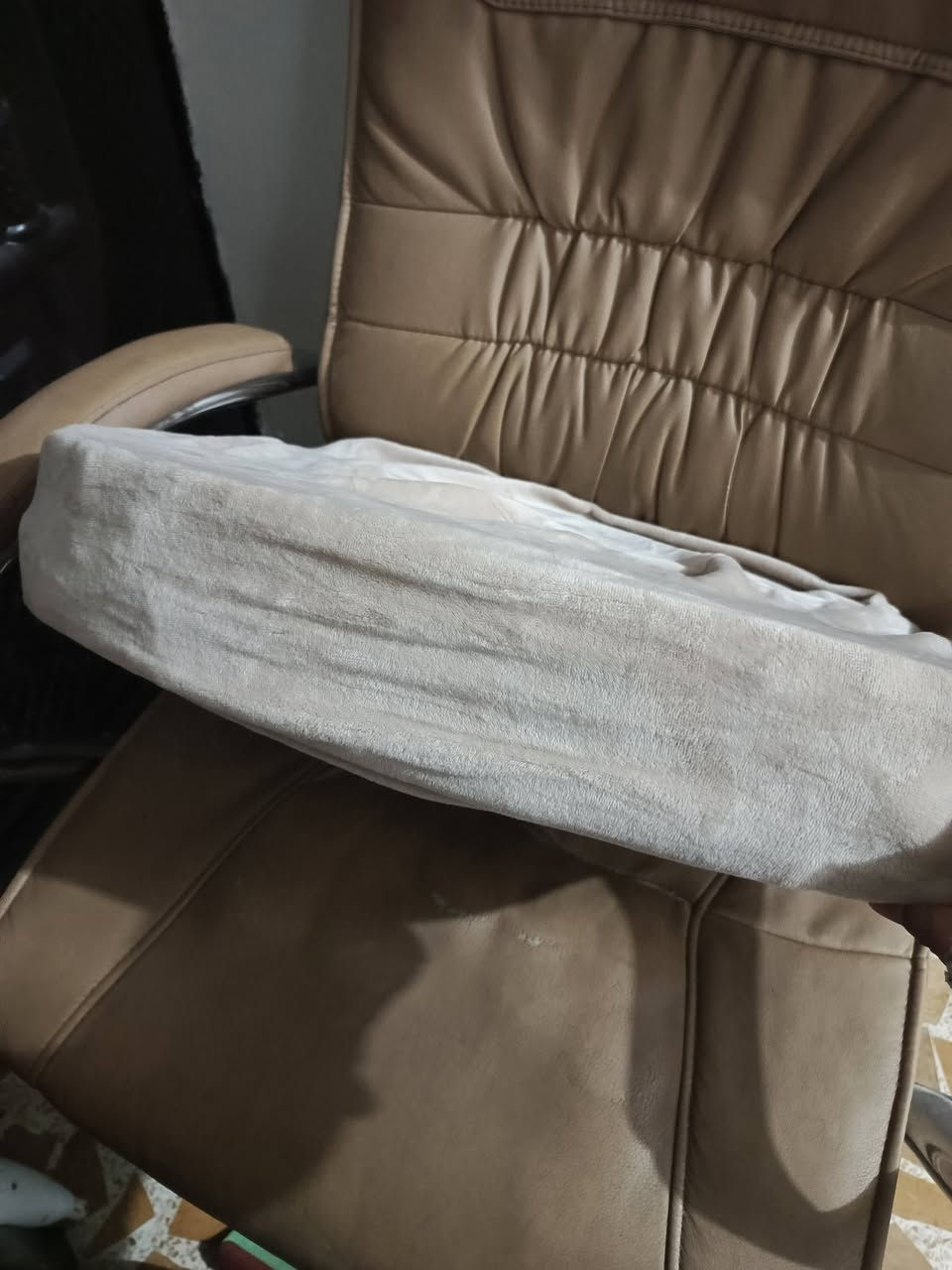 مقعد مكتبي الحجم الكبير بينو خلل ويحد السبرنك الاسفل مثل ما موضح صعود والنزول شغال اعطيكم معانو كوشه سفنج ضغط عالي سعر 70 مكانو موصل


**إذا كنت صاحب هذا الإعلان وتريد حذفه لأي سبب، رجاءا أرسل رسالة إلى الدعم الفني**