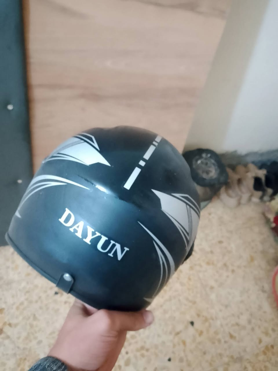 خوذه عاديه ب 20 الف ما مستخدمه فقط يومين رقمي *********** متواجد فقط واتساب
