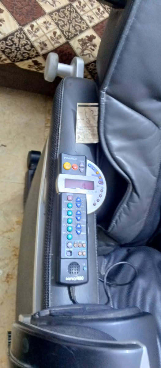 كرسي طبي عائلي روبو مساج تدليك جسم 

هو جهاز تقني مصمم لتقديم تجربة تدليك مشابهة لتلك التي يقدمها خبراء تدليك محترفون. يتميز بتصميم يشبه كرسياً عادياً، بحيث يمكن أن يكون جزءاً من أثاث منزلكِ أومكتبك. هذا الجهاز مجهز بأساليب وتقنيات متقدمة لتدليك الجسم، مثل الاهتزاز والضغط والتدليك والحرارة والضغط الهوائي، والتدليك بالأسطوانات، لتحفيز نقاط معينة في الجسم، ويمكن أن يستهدف مناطق محددة منه مثل الظهر والعنق والكتفين، مما يساهم في تخفيف التوتر وتحسين الراحة. 

👈 فوائد كرسي المساج :-
1. تقليل الضغط على الأعصاب 
2. تخفيف الآلام والشد العضلي
3. يحسن مرونة وحركة الجسم 
4. تحسين الدورة الدموية
5. تخفيف التوتر والإجهاد
6. يشجع على الاسترخاء وتحسين النوم
7. تقليل من تهيج القولون العصبي
8. انخفاض ضغط الدم 
9. انخفاض مستوى السكر وتحسين اعراض السكري
10. يساعد على تنظيم مستوى الهرمونات
11. يحفز إفراز الجسم للإندورفين
12. تقليل أعراض متلازمة ما قبل الحيض 

للحجز والاستفسار الاتصال 
#علاج طبيعي
#كرسي مساج 
#استرخاء
#مفاصل

#اجهزه تدليك 
#الام المفاصل مريكي سعره ٢٥٠  العنوان بغداد***********
