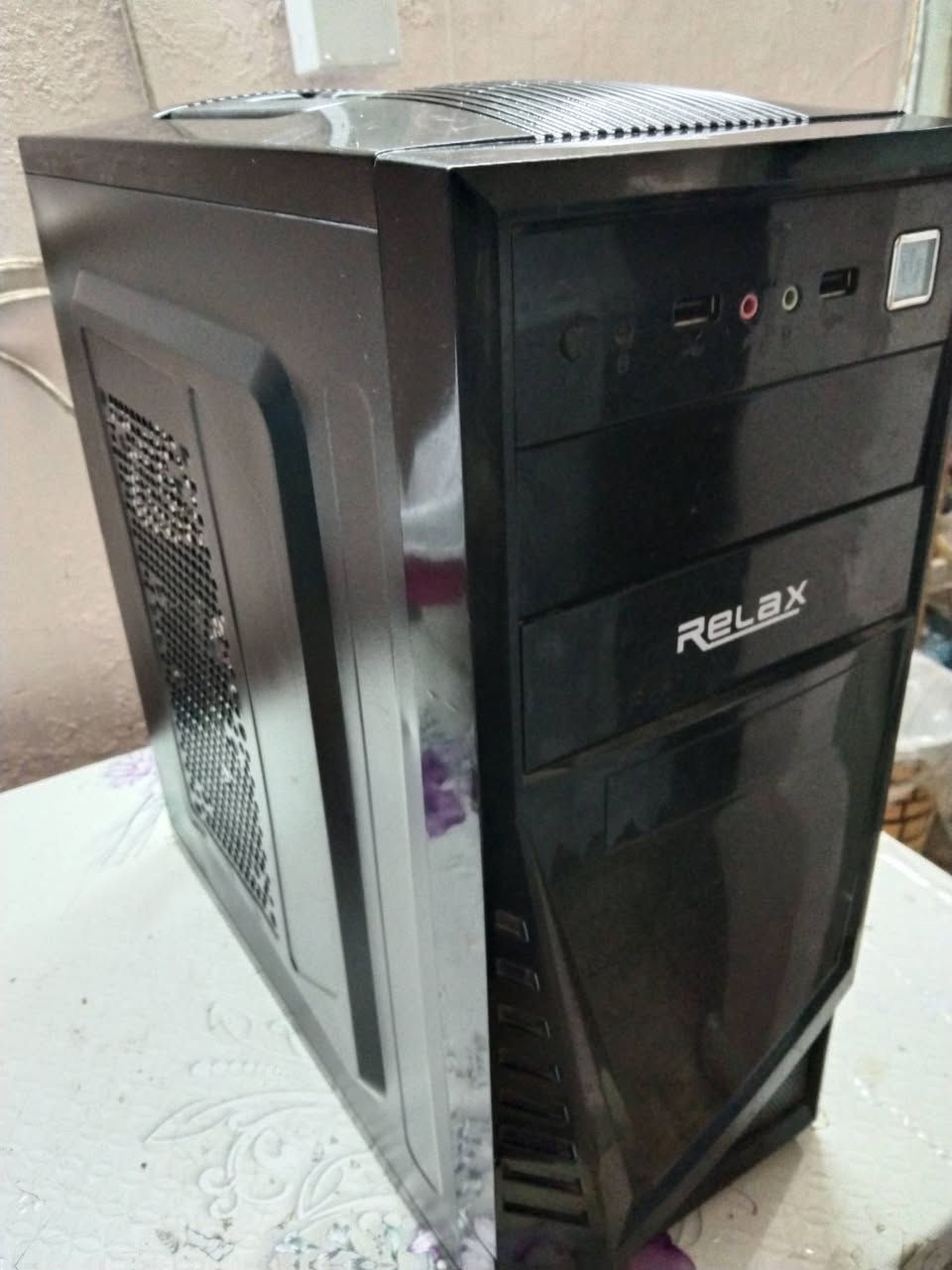 السلام عليكم 
حاسبة دسكتوب تجميع انتل كور 5 جيل الرابع مستعملة نظيفة للبيع 
.....
السعر 200 ألف دينار 
.....
***********
.....
عنوان بغداد زيونة 
البيع بضمان الفحص 
لا يتوفر توصيل 
......
ملاحظة 
كيس فقط بدون أي ملحقات 
.......
المواصفات 
معالج انتل كور 5 جيل الرابع رقم المعالج 4590
كارد شاشة 4 كيكا جديد AMD RX 470 GDDR5 
هارد 240 كيكا للنظام والبرامج جديد SSD 
هارد 500 كيكا للالعاب HDD 
رام 16 كيكا جديد 8+8 تردد 1600 DDR3 
مذربورد جديد جيل الرابع H81 DDR3 
كيس حجم وسط تجاري Relax 
......
الحاسبة تعمل على نظام وندوس 11 وتحتوي على أكثر من 30 لعبة طور القصة اوفلاين مع لعبة ببجي موبايل اونلاين 
......
مع جزيل الشكر لإدارة المجموعة
