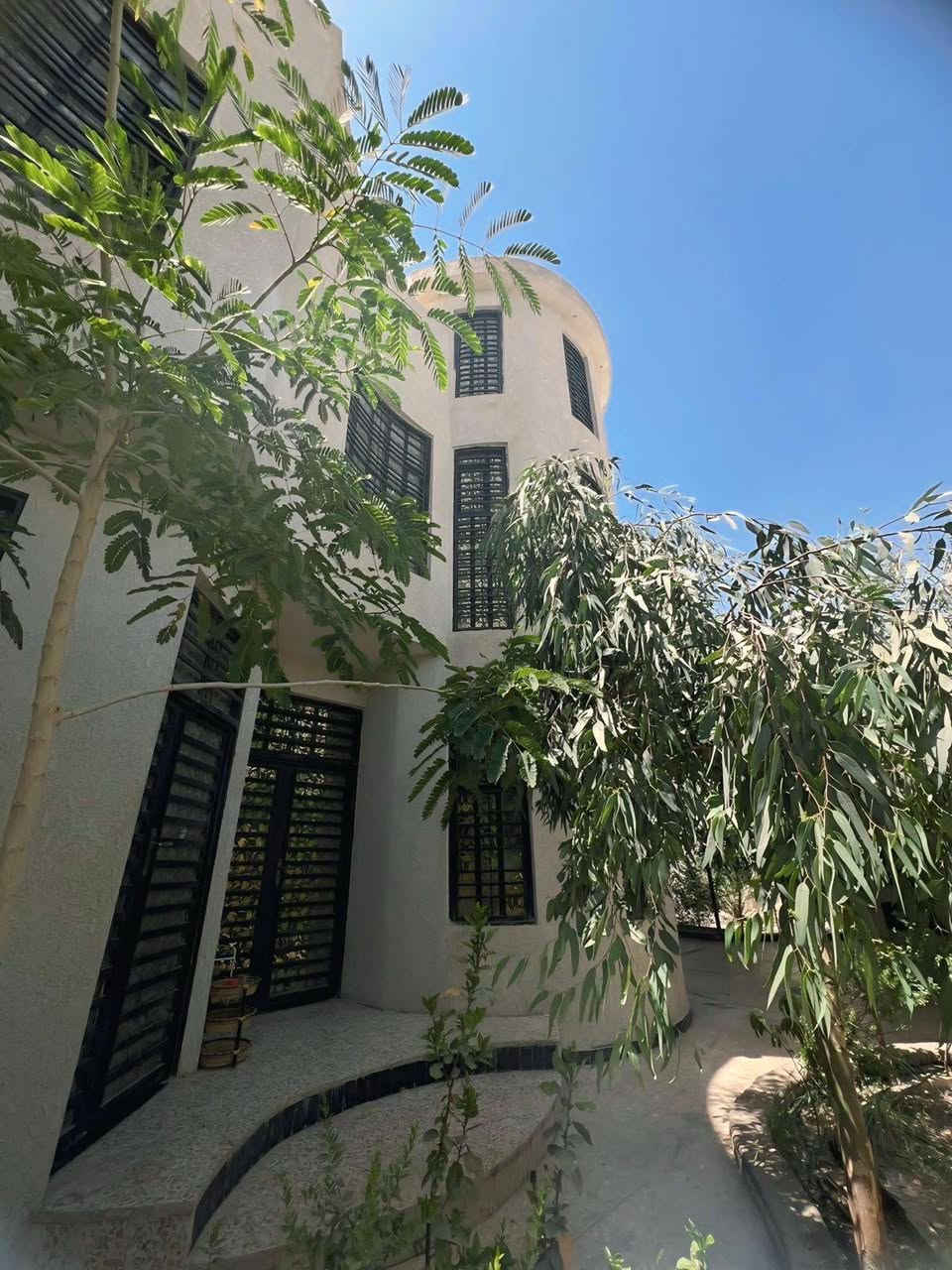 � بيت راقي للبيع – البصرة منطقة الجزيرة / البصرة شط العرب / حي راية 🏡

للبيع بيت حديث ومرتب من الأساس، بموقع مميز قريب من حسينية حجي شنان، ويم مدرسة صقر، سنتر صقر والمستوصف.

📏 المساحة: 600 متر
🏠 مساحة البناء: أكثر من 200 متر
🏗️ البناء جديد وحديث – من أساس طابو وبلوك وفربستون

✨ الطابق الأول:

 • مطبخ تركي راقي جداً
 • صالة فخمة
 • غرفتين نوم
 • ديوانية
 • حمامين (شرقي وغربي)

✨ الطابق الثاني:

 • 4 غرف نوم (إحداها بحمّام خاص)
 • صالة واسعة
 • حمام شرقي وغربي

🌿 الخارج:

 • كراج سيارات وحديقة مرتبة بصفحتين
 • نافورات وزرع طبيعي
 • كاميرات مراقبة تغطي كل البيت

🛋️ ملاحظة:
البيت ممكن يُباع ويّ الغراض أو بدونهم حسب رغبة المشتري (الأثاث والمطبخ والتفاصيل كلها جديدة ومرتبة).

🏡 البيت جاهز للسكن – بناء عصري وموقع  عن فرعين راقٍ جداً
📞 للاستفسار أو المعاينة يرجى الاتصال على: (‭0771 808 7476‬)
