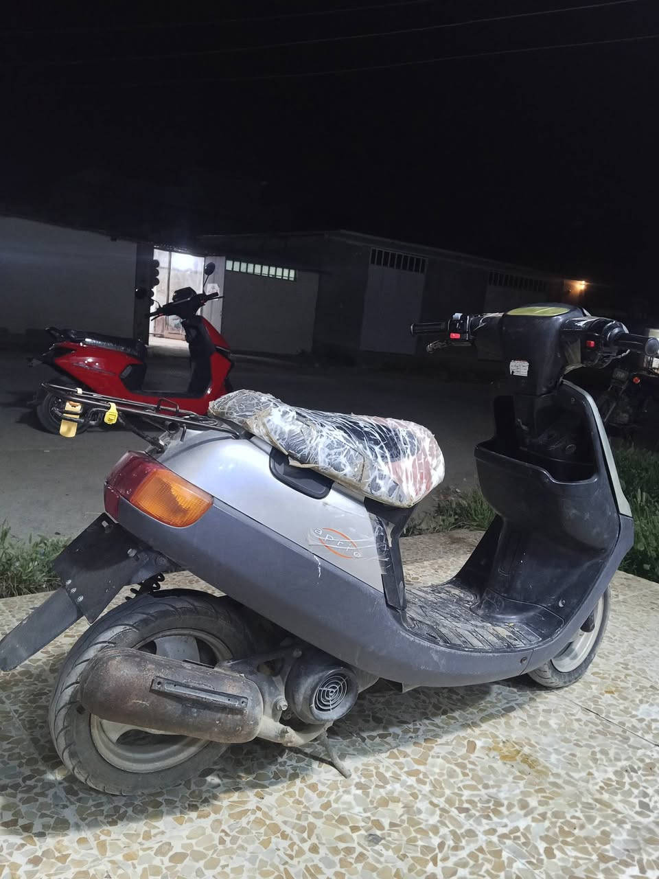 ماطور بوتين ياماها للبيع محرك ما مفتوح شاصي شرط ضو اشاير كله شغال سلف شغال نضيف وكدام العين السعر 300 وبي مجال اتصال انصال***********
