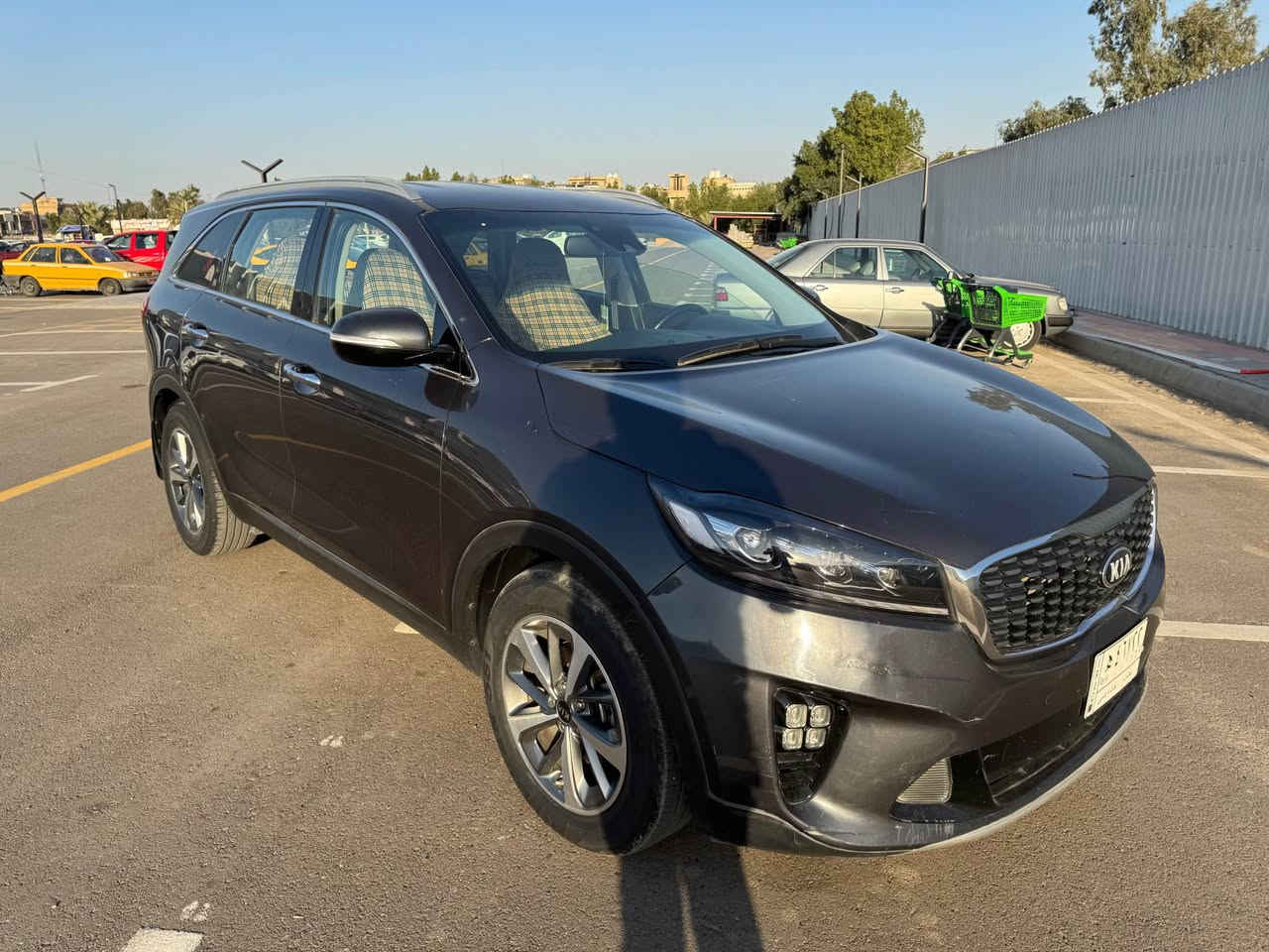 السلام عليكم للبيع سورنتو 2019 وراد امريكي مواصفات EX فول بس بدون فتحة بصمة كشنات جلد وكهرباء وتدفئة وسترين هيتر و رادار امامي وخلفي وجانبي حساس خلفي 6 سلندر باب الخلفي كهرباء 3 قطع تبريد اتو هولد مود درايف شاشة كار بلي كامرة دوارة فول تحكم سترين لايت 3 عدسات زنون حادثها دعامية امامية بدون دواخل ايرباك سترين فقط وبيها بابين صبغ جهت السائق ماشية 32 الف ميل السعر 200 وبيها مجال مكاني بغداد ورقم بغداد باسمي اني المستوردها والي مرقمها على ايدي *********** بغداد, العراق
