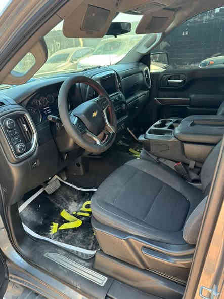 السلام عليكم سلفرادو للبيع موديل 2020ماشيه 60Kسونرهه مذكور بل صور سعر 190وبيهه مجال *********** موصفات LT
