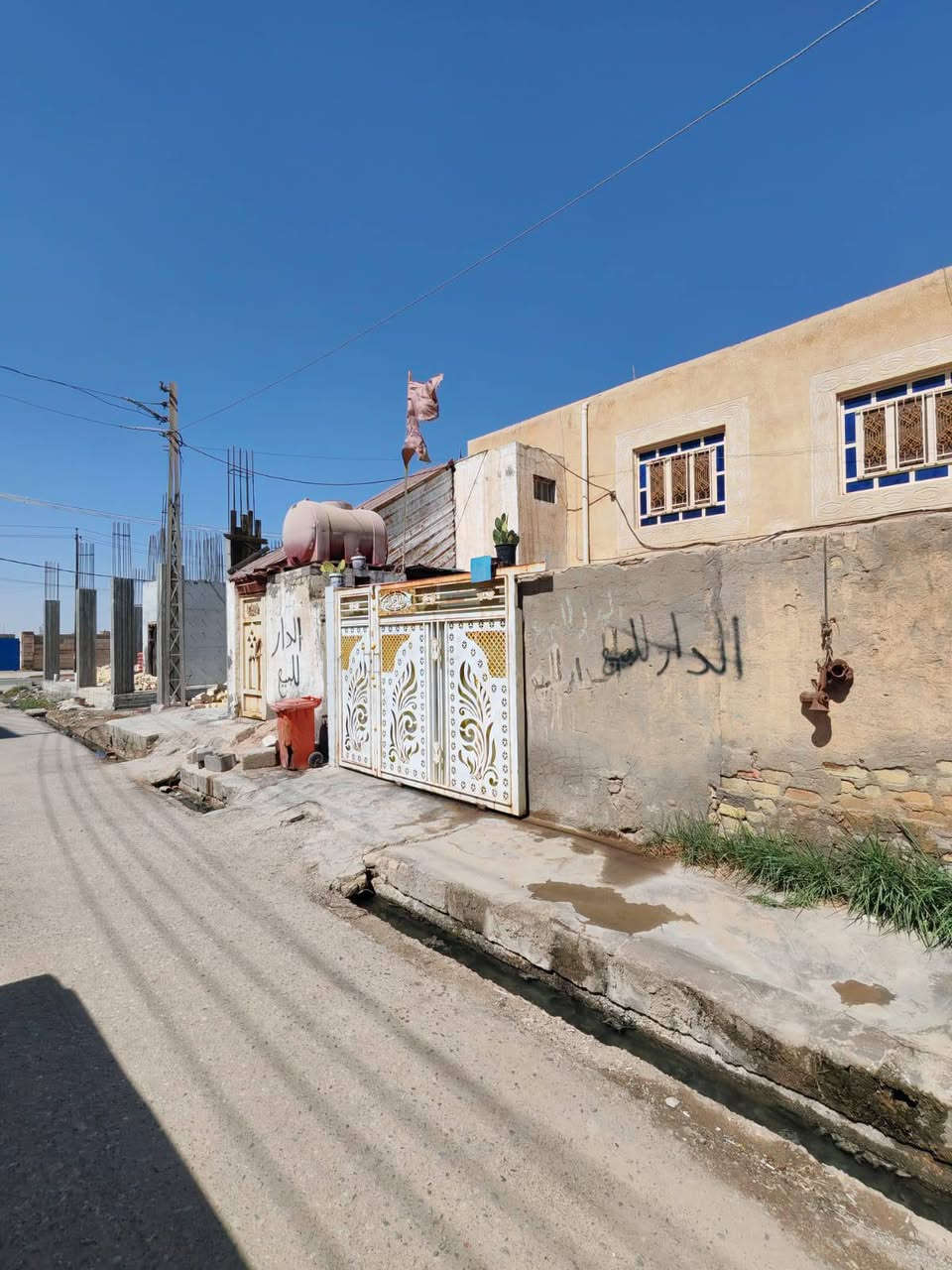 السلام عليكم بيت للبيع المساحه 240 عدد الغرف طابق الأول 3 غرف ودوانيه  وصالتين ومخزن ومطبخ
الطابق الثاني بي درج خارجي وبي غرفتين ومطبخ  ومخزن وصطح وحمامات
العنوان قرب ملعب الرفاعي الكبير السعر 250 البيت بصف الركن
رقم الهاتف ***********
