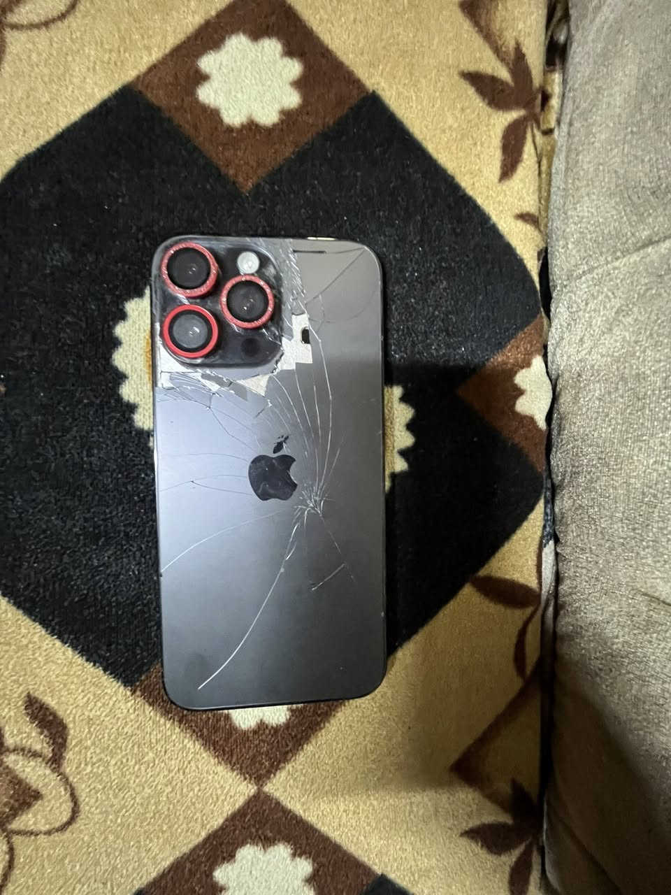 السلام عليكم ايفون ١٤ برو ماكس الجهاز دبل خط شرق اوسط بطاريه ٨٦ ذاكره ٢٥٦ مابدل ولا قطعه لون بحري جهاز ع وضع الشركه فقط الضهر مثل مامبين بالصوره 
السعر ٧٢٥ لتواصل واتساب ***********
