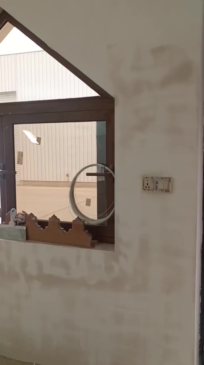 السلام عليكم خلفه طلس وصبغ اشتغل بل يوميه وعله متر 
الاستفسار ***********
