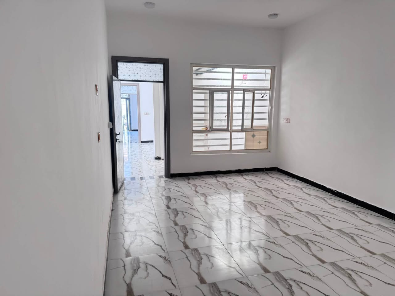 للبيع: بيت حديث البناء (2024) بمواصفات مميزة في حي البقيع! 🏠✨
فرصة مميزة للسكن الراقي في موقع استراتيجي. نعرض لكم منزلاً مبنياً بأعلى معايير الجودة (هيكل حديد وكونكريت مسلح)، يجمع بين المتانة والتصميم العصري.
📍 الموقع: حي البقيع - حول الخصيمة (أرض البقيع - عرصات حيدر ابن حجي هندي).
✅ القرب: البيت يقع قرب الشارع العام (واجهة على التبليط مباشرة)، مما يضمن سهولة الوصول والخدمات.
تفاصيل البيت:
 المساحة الكلية: 260 متر مربع.
 التصميم الداخلي:
 غرفتي نوم واسعتين.
 برانية (استقبال) منفصلة.
 صالة (هول) واسعة ومريحة.
 مطبخ كبير مجهز بالكامل.
 المرافق الخارجية:
 كراج خاص للسيارة.
 حديقة جميلة لإضافة لمسة طبيعية للمنزل.
مميزات إضافية:
 البناء حديث جداً (2024).
 البيت جاهز للسكن الفوري، كامل ولا يحتاج لأي إضافات.
 موقع حيوي ومناطق خدمات متكاملة.
💰 للاستفسار عن السعر وتفاصيل المعاينة، يرجى التواصل معنا عبر الخاص أو الاتصال على الرقم:
[***********]
لا تفوتوا فرصة امتلاك بيت الأحلام.. بانتظار تواصلكم!
