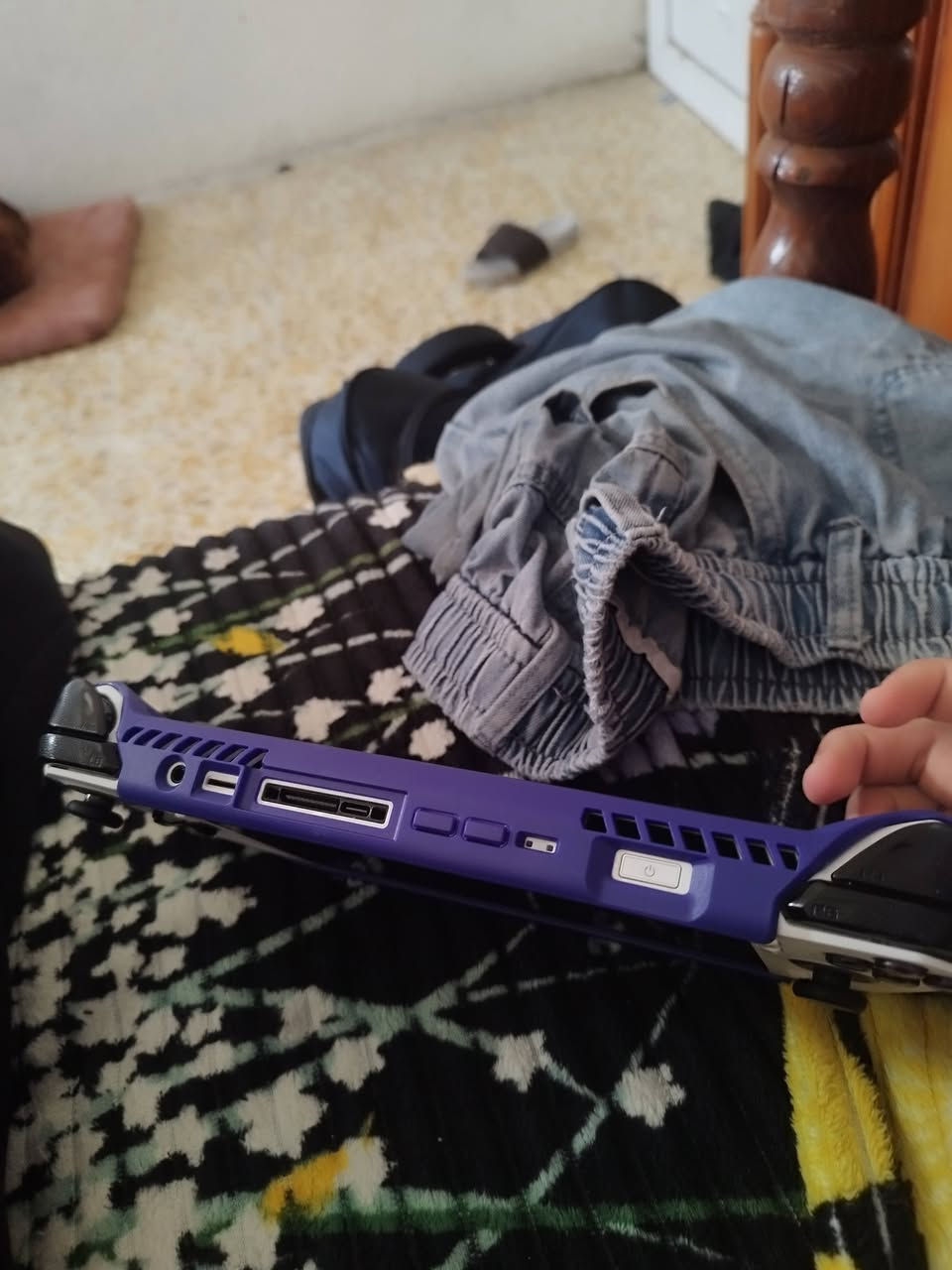 سلام عليكم 
جهاز محمول گيمنگ
asus roj ally z1 xtreme 
للمراوس اب مبايل او ايباد 
او للبيع
