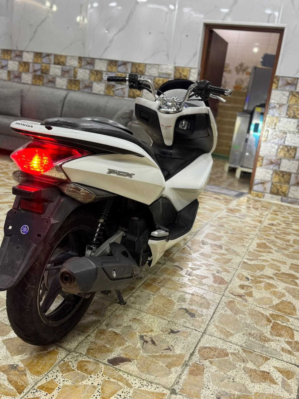 السلام عليكم للبيع دراجه pcxجيل الاول  دراجة  ماخذها رمبه الدراجه وأعلى ايدي حجم مكينه 150ياباني الاصلي دراجه جديده مال جناي وعلئ ايدي لون ابيض   
ياباني الاصلي دراجه كامله أستان كهربائي حساس ازدحام سويجات دراجه جديده الدراجه  احلا من الصور مال جناي المكان بغداد دراجة مكفوله اي نقص مابيه السعر 1450
وبيها مجال بسيط  
اي استفسار ***********
