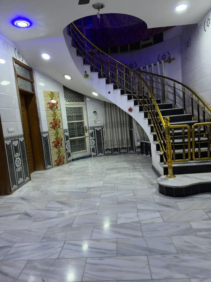 فرصة مميزة للسكن الراقي في حي الأساتذة - الحلة 🏡
للبيع منزل بمساحة 300 متر مربع، في موقع استراتيجي وخدمات متكاملة. المنزل مصمم ليوفر الراحة والخصوصية للعائلة الكبيرة.
تفاصيل العقار:
 الطابق الأرضي: استقبال واسع، صالة مريحة، مطبخ، وغرفتان للنوم.
 الطابق الثاني: 5 غرف نوم واسعة (توزيع مثالي).
 المساحة: 300 متر مربع.
 الحالة: البيت بحالة ممتازة وجاهز للسكن.
📍 الموقع: حي الأساتذة - بابل.
للاستفسار او حجز موعد لزيارة البيت الاتصال على الرقم

***********
 يحتوي على واتساب وماسنجر
