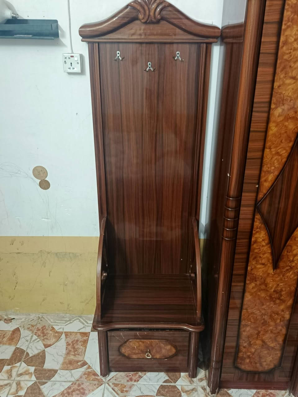 متاح غرفه اخشاب للبيع الكنتور ثمانبوب وزاويه وكربايه وميز مال مكياج السعر 350 بيع مستعجل المكان هيت***********
