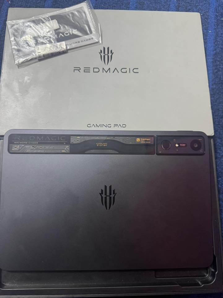 � للبيع: RedMagic Nova (نسخة 512GB)
🔹 الحالة: [مستعمل بحالة ممتازة]
🔹 السعة: 512 GB تخزين داخلي (UFS 4.0)
🔹 الذاكرة العشوائية (RAM): 16 GB LPDDR5X
🔹 المعالج: Snapdragon 8 Gen 3 (Leading Version) بسرعة حتى 3.4 GHz
🔹 معالج الرسوميات: Adreno 750 (حتى 1 GHz) 
🔹 الشاشة: 10.9 بوصة IPS LCD بدقة 2880×1800 بمعدل تحديث 144 Hz 
🔹 البطارية: 10100 mAh + شحن سريع 80 W 
🔹 نظام التشغيل: Android 14 مع واجهة Redmagic OS 9.5 

📸 الكاميرات:
• خلفية: 50 MP (فلاش + HDR + بانوراما)
• أمامية: 20 MP 📸 

🔊 الصوت: 4 مكبرات صوت مع تقنية DTS-X Ultra واهتزاز 4D 
📡 للاستفسار فقط واتساب 

***********

🔒 المستشعرات: بصمة جانبية + جيروسكوب + حساس قرب + بوصلة  

💸 سعر 850 الف
