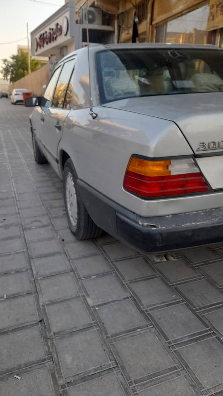 سلام عليكم سياره للبيع مارسدس دب موديل ١٩٨٨ اسيارة جاهزه خير من الله مكينه ٣٠٠٠ تبريد شغال كير ومكينه مكفولات اسياره تحويل ثاني يوم سنويه لل٢٧ شهر ال١١ للستفسار اتصل على هاذا الرقم بي واتساب هم ***********
