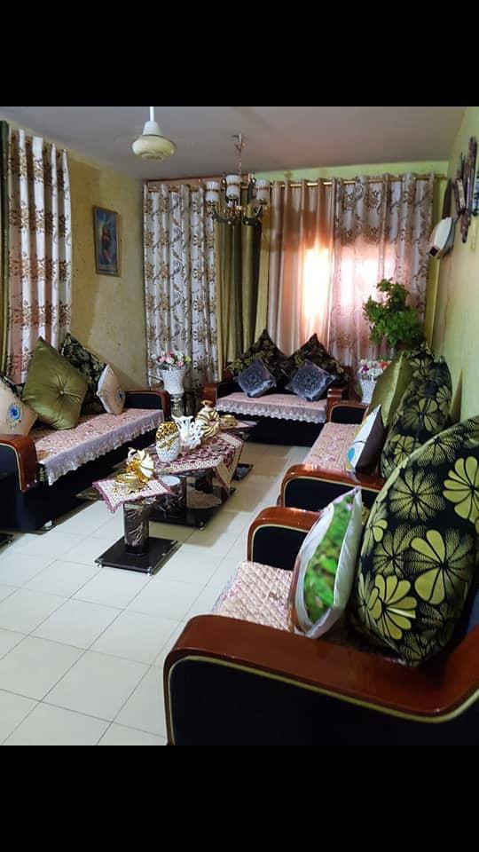 السلام عليكم جميعا للبيع للبيع فقط
بيت مساحة ١٠٠ واجهة ٥ الة ربع نزال ٢١ بناء سنة٢٠٠٥دبل فاليوم مسلح طابو ملك صرف  نظيف جدا الفديو موجود موظح البيت فرع عريض تقريب ١٥ متر عرضة  ديكور ونقش باب رئيسي موجود فقط اطلع واحد يشتغلة الك

بناء طرمة مدخل عالصالة وممر على طول بيت مدخل للمطبخ حولي بين مطبخ وصالة خدمات حمام وتواليت  مشترك وترك عرض مترين في ٣ ورة المطبخ 

طابق ثاني/غرفتين نوم كبار وممر بين الغرفتين طابق هم بيتونة وسطح عالجهتين على كبر الغرف النوم 

البيت كلة سيراميك جدران ورق جدران مغلفة مثل مموظح بالفديو السعر ٢١٠مليون وبي مجال عنوان البيت 🏠 بغداد الجديدة النعيرية الفرع مقابل مدرسة ابن سينا ثالث بيت عن الفرع للااستفسار الااتصال على الرقم *********** البيع مباشر من صاحب دار بدون دلالية
