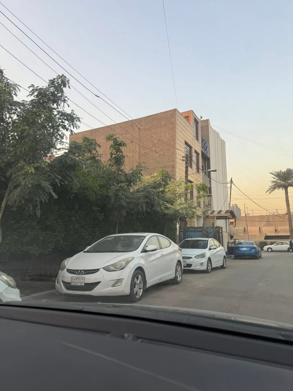 السلام عليكم
مشتمل مكون من شقق 3 
مساحة 70 متر واجها 7 متر 
عرض الشارع 10 متر موقع مميز وشبه تجاري 
مؤجرا كل الشقق واردها الشهري 2مليون 
بناء 2017 مكانها المنصور قرب الجوازات 
للستفسار ***********
