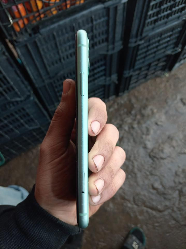 السلام عليكم ايفون 11 عادي نضافه 90/100 مبدل بطاريه فقط السعر 250  رقم ***********
