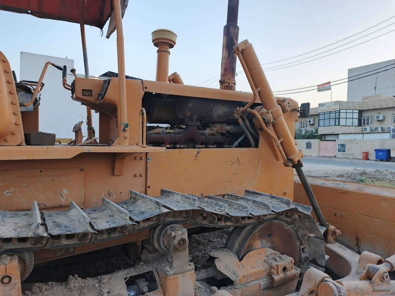 السلام عليكم بلدوزر للبيع موديل 82 السعر 25وبيه مجال للاستفسار الاتصال على الرقم ***********
