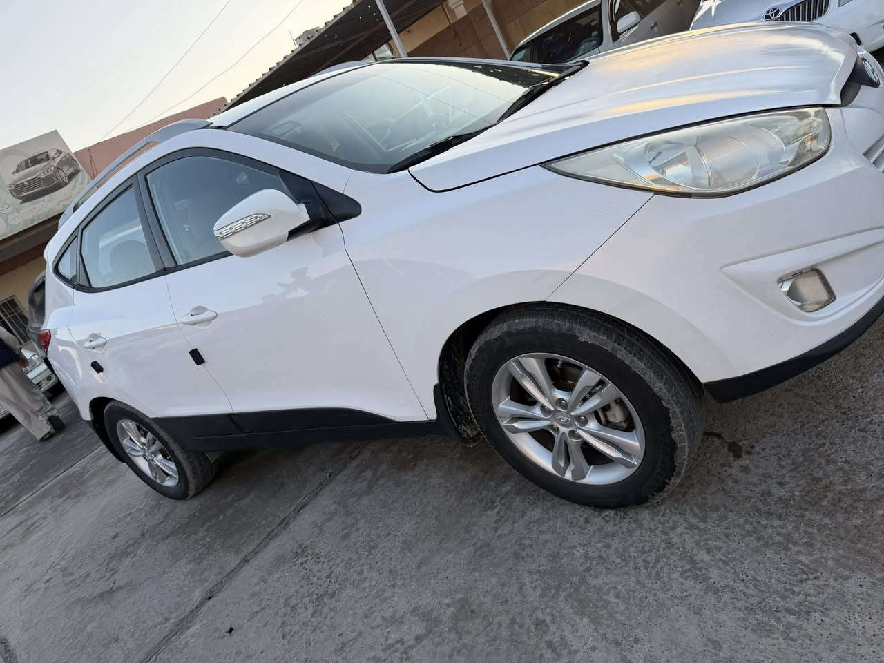 السلام عليكم للبيع بسعر مناسب  ب133ويرهم مراوس
للبيع توسان 2013 وارد خليجي    
بيها بونيد مالها بلادي ومصبوغ شرط بدون دواخل 
رقم صلاح الدين دولي سنويه لل30
لون ابيض ثلجي
موصفات السياره معروفه 
محرك دوش مكفول 
كير اوتو عادي 6نمر 
اشاير مري  
ويل كب 
داخل لونين
تبريد ثلج
تحكم استيرن 
مثبت سرعه
مسجل ابلاتوث شاشه
تبريد تدفئه مكفول   
وباقي الموصفات معروفه 
السياره جاهزه ومناقصه اي شي  
مكان السياره بيجي 
السعر 133ويرهم مراوس حسب القناعه                                                                                                   ***********
0781199690
