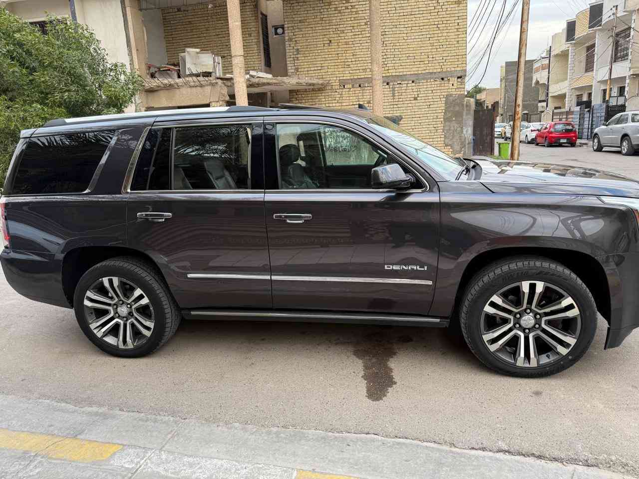 السلام عليكم جمسي دنلي موديل 2018صبغ جاملغ وبنيد فقط الباقي مكفولات بدون ايرباك غير البرده محوك 5300 صدر جديد تخم تاير السيارة جديد مابيها اي نقص المواصفات 
بصمه 
فتحه
جلد 
كراسي كهرباء 
رادارات 
حساسات 
صندوك كهرباء
دوسات شفط 
داتو شو
وبعد بيها مواصفات هوايه 
السعر 34000$وبيها مجال مراوس بشي اقل مكان السيارة بغداد الغراليه هاتف ***********ابو اوس صور الحادث مرفقه مع الصور
