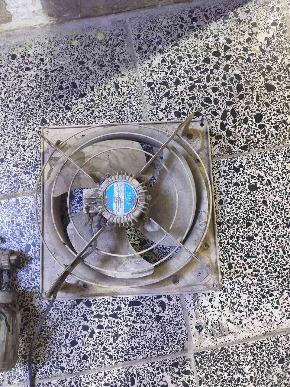 السلام عليكم اغراض للبيع قيم بلي يرضي بي الله واخذ مكاني شارع الكهرباء كلهن شغالات المكينه مال اللحيم ماكته اصلي والفاره باله اصلي نقصها صونده بس كل الاغراض ع الفحص متواجد ماسنجر واتس ***********
