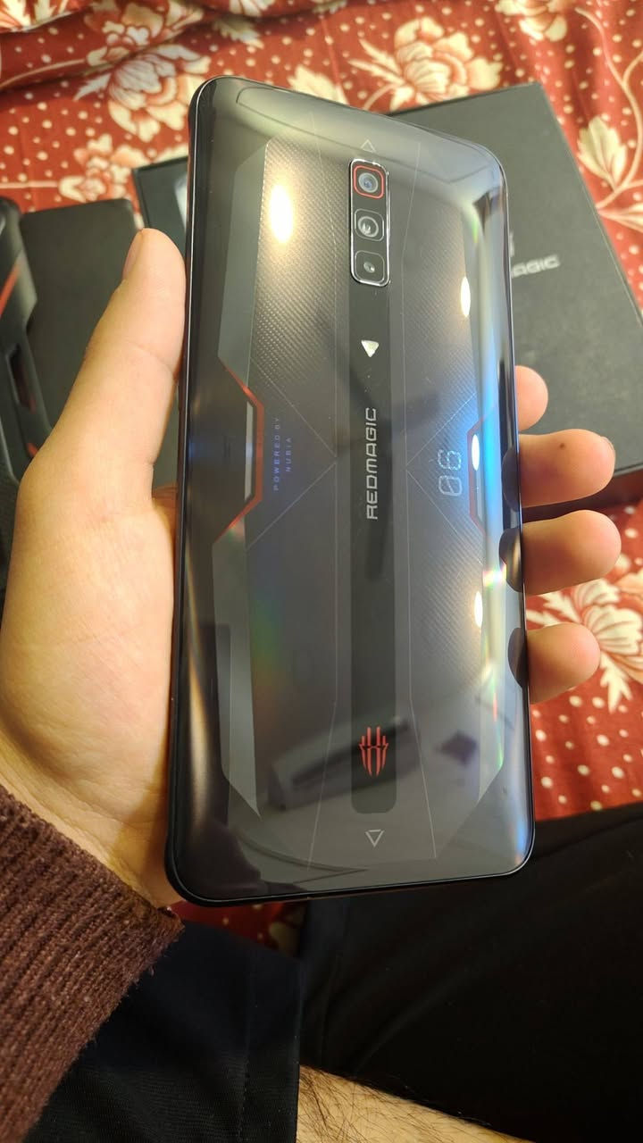 ريد ماجك 6
المساحه 128GB
جهاز مستعمل نظيف بدون شاحنه بس كارتونه كامله وكفرات 
ثنين ويا الي بالصورة 
السعر 250 ألف وبي مجال بسيط
واتساب ***********
العنوان بغداد
