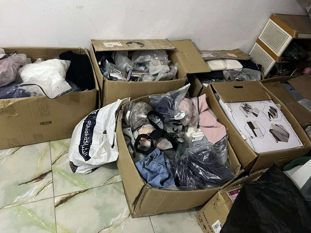 بضاعه شي ان  6 كارتونات وشليف كلش جبير للبيع لعدم التفرغ كله جديد ملابس وكهربائيات واحذيه وكلشي بيها بل1000 قطعه او اكثر  وبراكيتات وانارات وستاندات عرض ورد 
كلهه ب300 الف قفل مكان بغداد 
الطوبچي ***********
