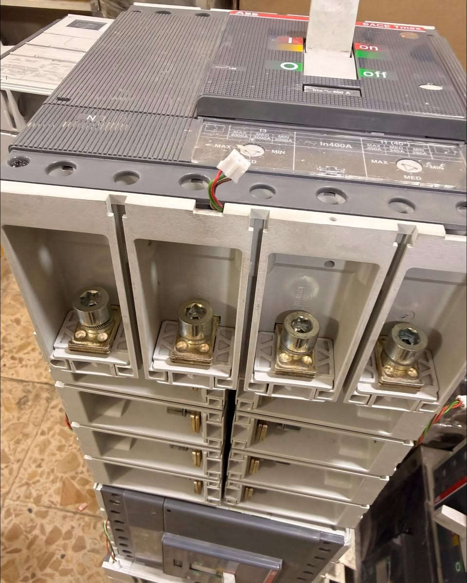 السلام عليكم تتوفر قاطع رباعي 400A / ABB  اصلي أتواصل ع رقم واتساب ‭٠٧٧٧ ٠٣٥ ٢٢٨٩‬
