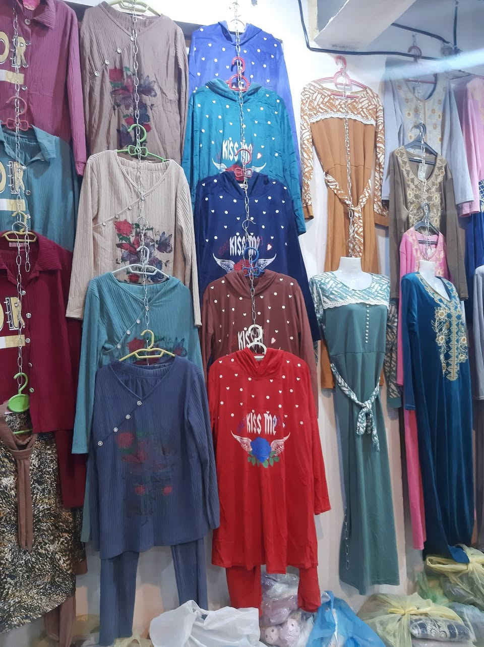 السلام عليكم .
مجمع ملابس واحذيه وشحاطات معروض للبيع .المحل ايجار مساحته ٧٥متر البضاعه بالنسبه للملابس توجد بضاعه صيفيه خارج المجمع تؤخذ مع البضاعه المعروضه وخزينها.
الموقع الحولي نهاية شارع السوق قرب المستوصف.
للاستفسار يرجى الاتصال على الرقم /***********
