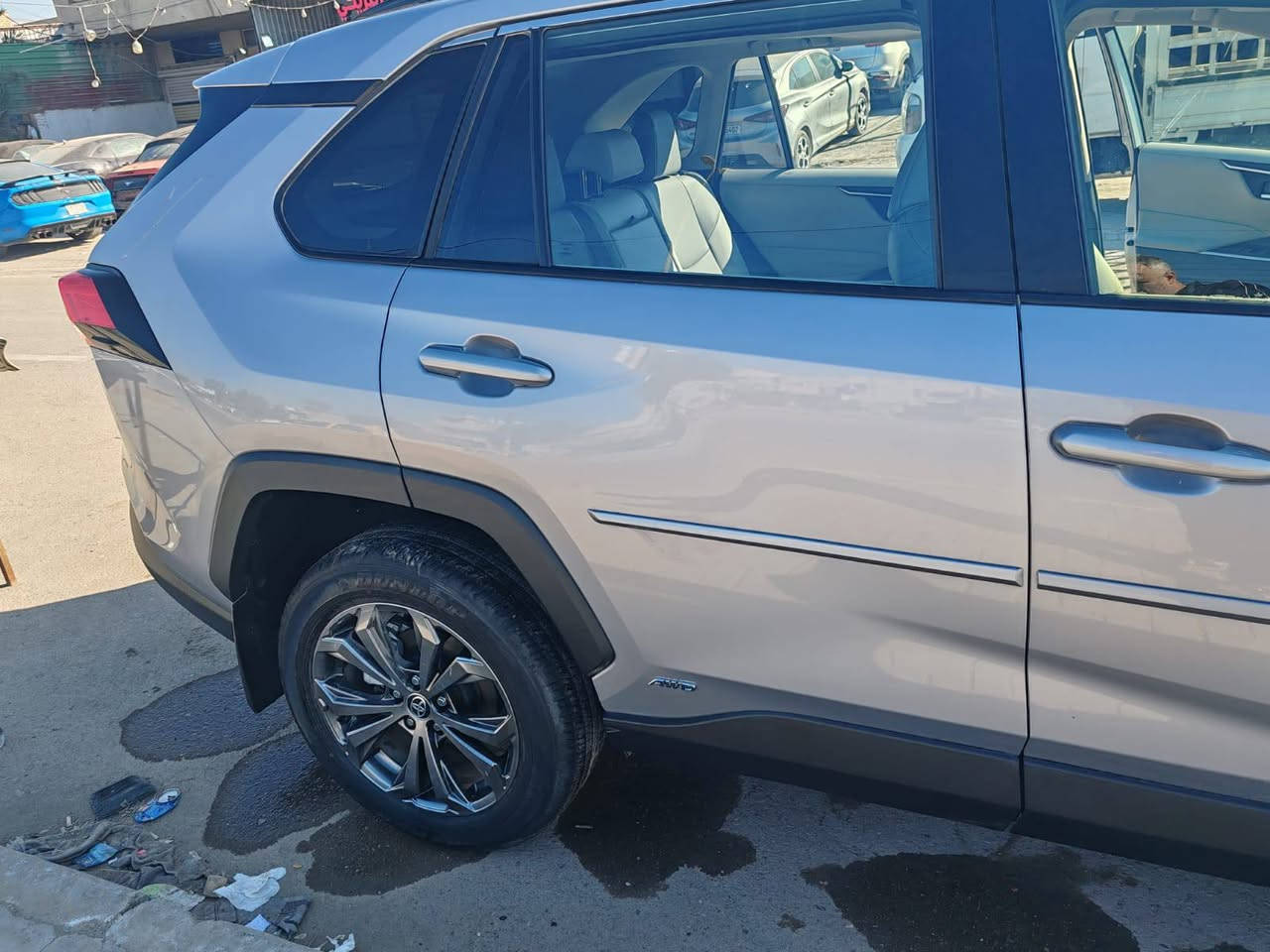 تويوتا راف فور هايبرد
🌿‏  TOYOTA RAV4 XLE  🌿
2025
صور الحادث اكتب تم وتجيك على الخاص 
📃 اليكم التفاصيل الآتية 👇🏻  
   السعر 260 $ وبيها مجال 
🚘رقم بغداد انكليزي باسمي 
🚘3000 mil عداد المسافه
🚘 وارد امريكي العلامه السوده المرغوب 
🚘 الموديل 2025
🚘 سعة المحرك 2,5L هجين (هايبرد)
🚘  دفع رباعي 4X4
🚘 بروجكتر  + حمالات في السقف 
🚘 مقاعد قماش بيج 
🚘فتحة سقف سلايد
🚘 عدد 9 AIR BAG
🚘شاحن موبايل اصلي
🚘مري قابلة للطي كهربائي
🚘 حساسات خلفية
🚘 حساسات أمامية 
🚘 لايت زينون + LED
🚘 بك لايت LED
🚘 ويل كب 18
🚘 4 دسك
🚘 اريل نفكيتر 
🚘 مفتاح التشغيل بصمة + دخول ذكي 
🚘ترحيب في الدواسات RAV4 ضوئية
🚘 شاشة كبيرة تدعم كار بلي والنظام الحديث من تويوتا
 🚘 كاميرا دوارة اصلية
🚘 تتسع المقصورة ل 5 ركاب
🚘 المودات والأوامر الصوتية
🚘 أوضاع القيادة  Drive Mode
🚘 فحص أنظمة السيارة 
🚘 حساسات ضغط اطارات
🚘 تبريد شاشة مناخين منفصلين 
🚘 قطعتين تبريد
🚘 هاند بريك كهرباء 
🚘كروس سرعة 
🚘 ا ABS 
🚘ا Auto Hold   أوتو هولد
🚘ا ISOFIX         ايزو فكس
🚘 نظام مانع الانزلاق
🚘 اشارة في المرايا الجانبية
🚘 مخرج منفذ الطاقة ⚡ 
🚘تطعيم الدواخل ألمنيوم
مكان السياره بغداد حي الحسين خلف كليه الرشيد 
    بيها كلير جاملغين امامي وبونيد من امريكا وحادثها الاصلي هلال الجاملغ الخلفي والباب الخلفي فقط    
                       💲260 

للاستفسار يرجى الاتصال على *********** ابو اكرم
